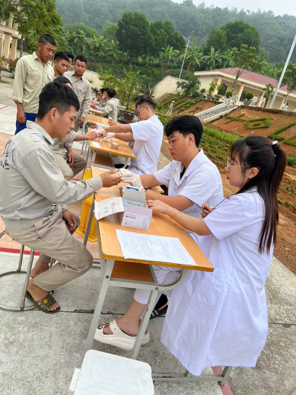 Lào Cai: 198 học viên tại Cơ sở Cai nghiện ma túy số 1 được test nhanh HIV 4 gen h L1 806390