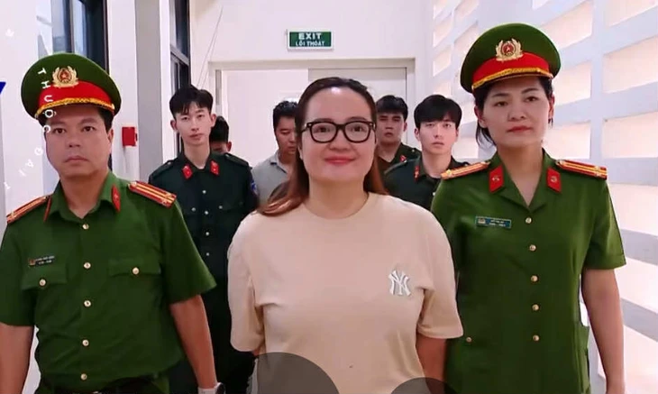 Hoàng Hường và các bị can tại cơ quan công an - Ảnh: VTV