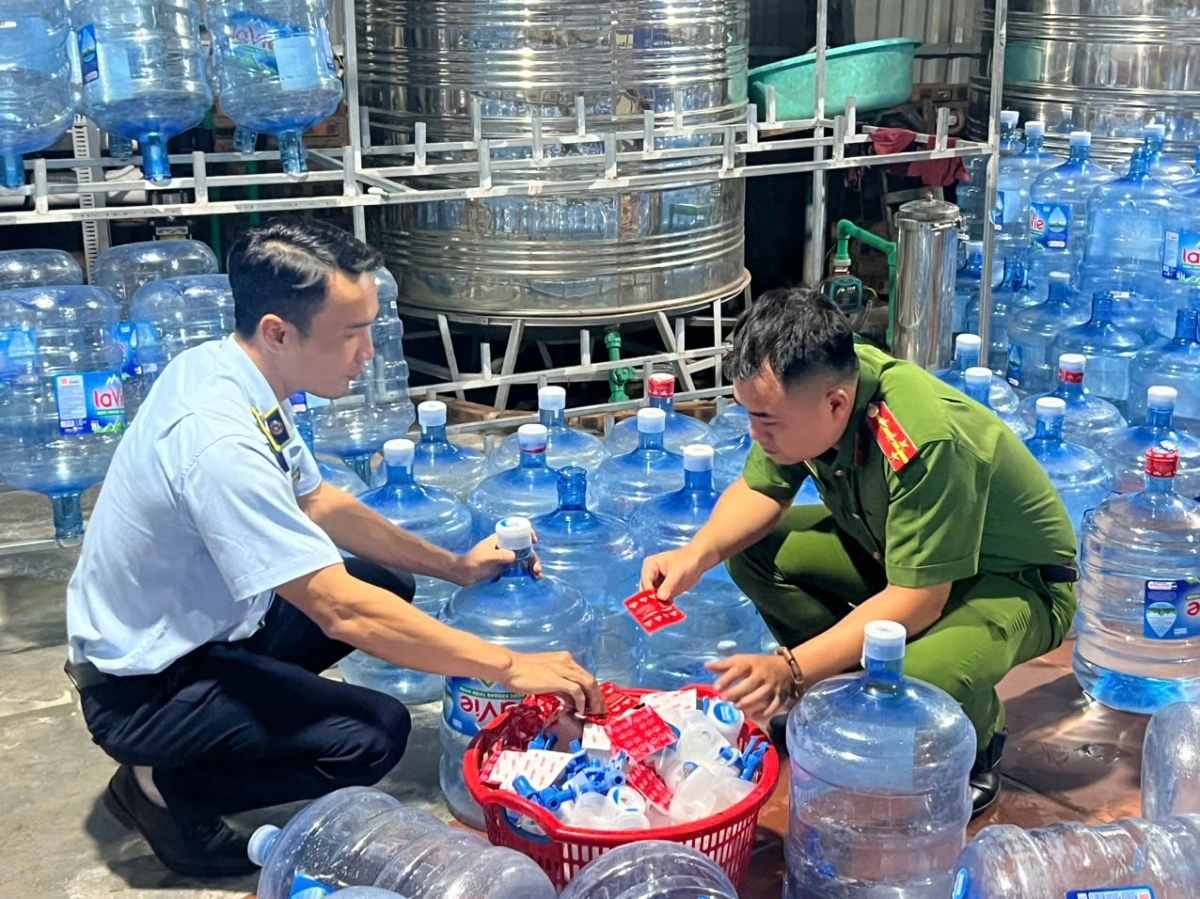 Hà Nội: Phanh phui đường dây sản xuất 20.000 bình nước Lavie giả, bán tràn lan cho người dân 3 lavie gia 2