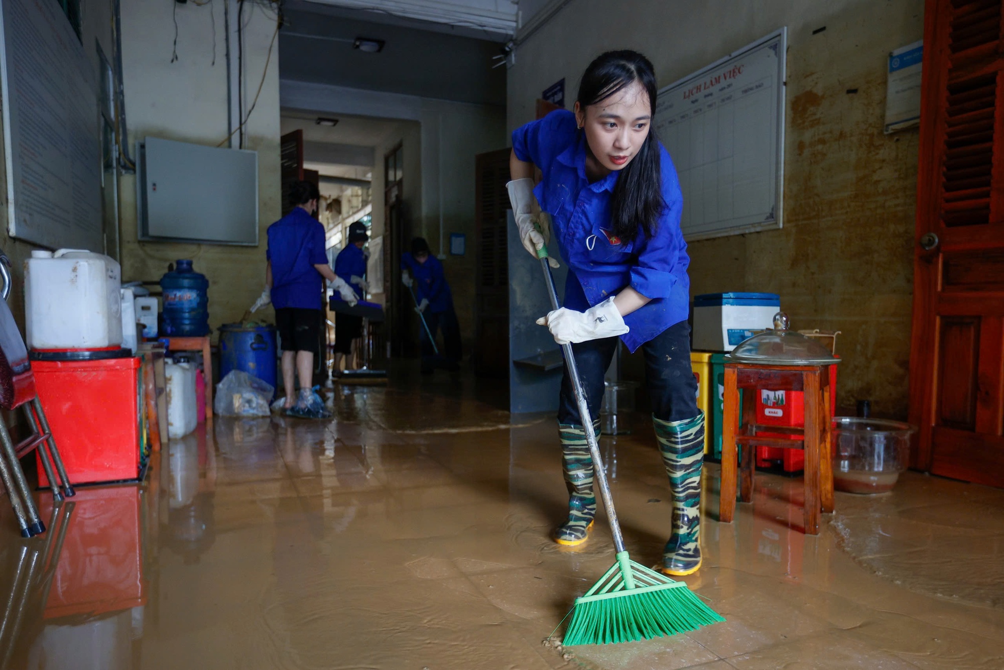 Sinh viên Trường đại học Sư phạm Thái Nguyên tham gia dọn dẹp vệ sinh giúp nhà trường khắc phục hậu quả mưa lũ