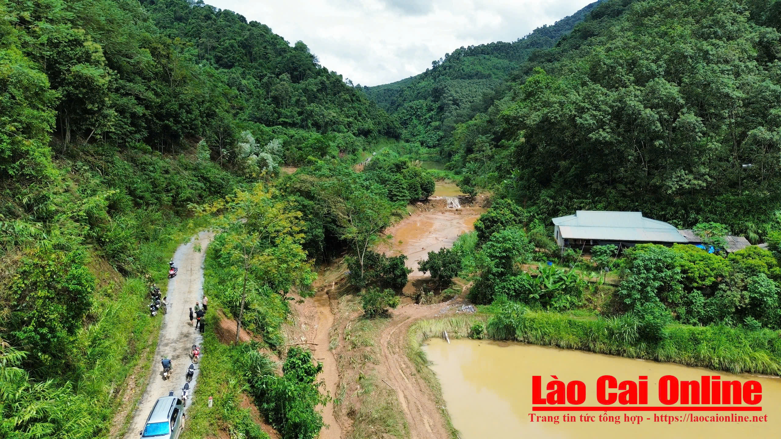 Lực lượng cứu hỗ đang tìm kiếm nạn nhân mất tích tại khu vực ao cá bên dưới khu vực điểm sạt