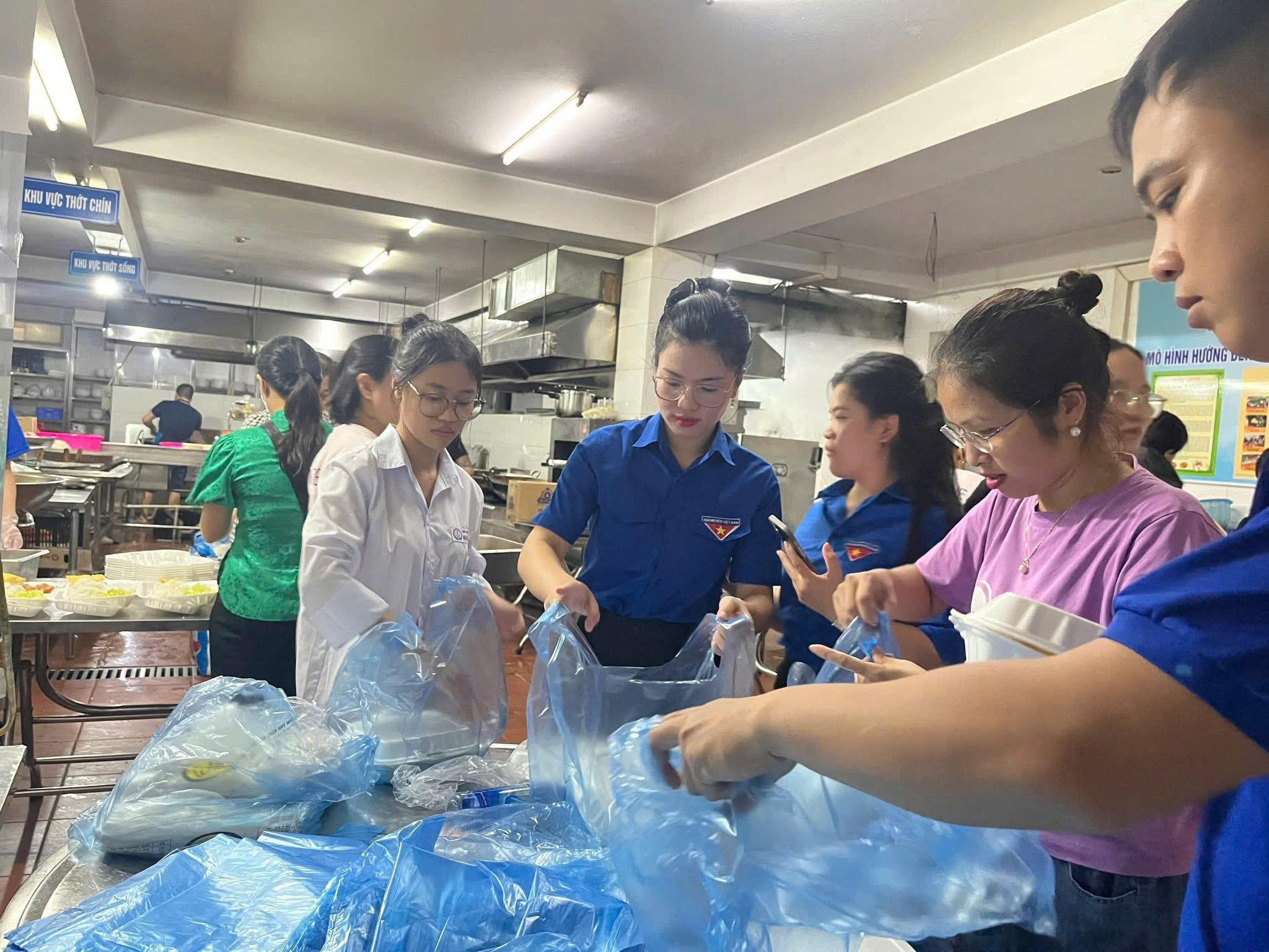 Tuổi trẻ Lào Cai chung tay nấu cơm miễn phí hỗ trợ người dân vùng lũ 4 z7071960719828 1cd4358fd497020fb754ca48540dddfa