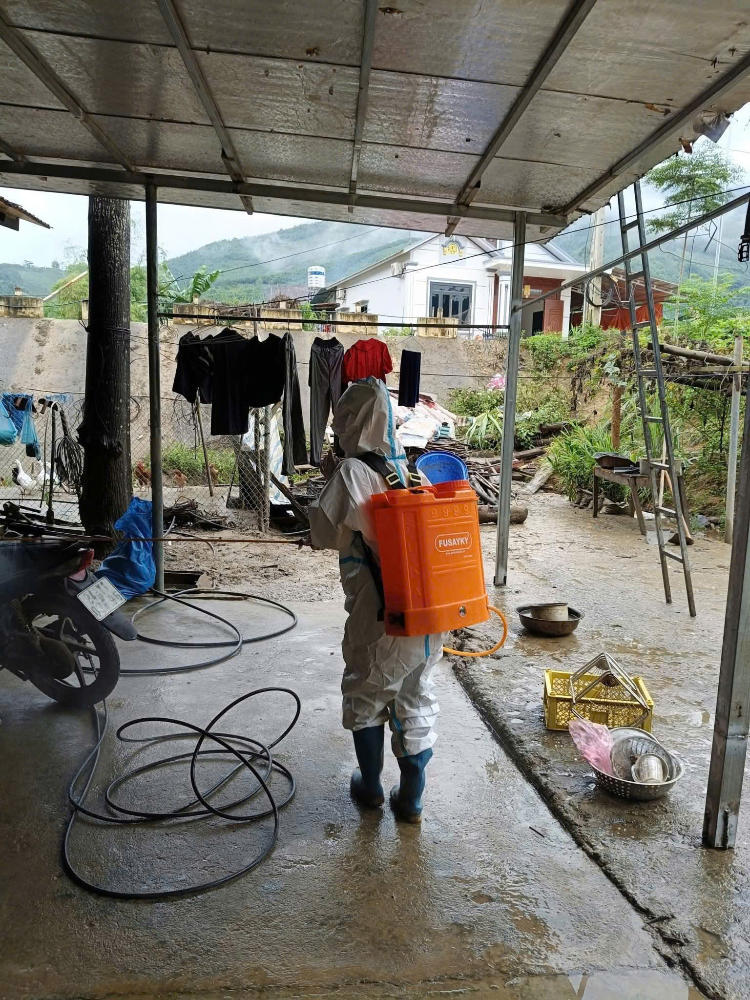Trạm Y tế Xuân Hòa khẩn trương phòng chống dịch bệnh sau bão 2 z7072406406408 6c2857b49fdbe44920419e41d67ab849