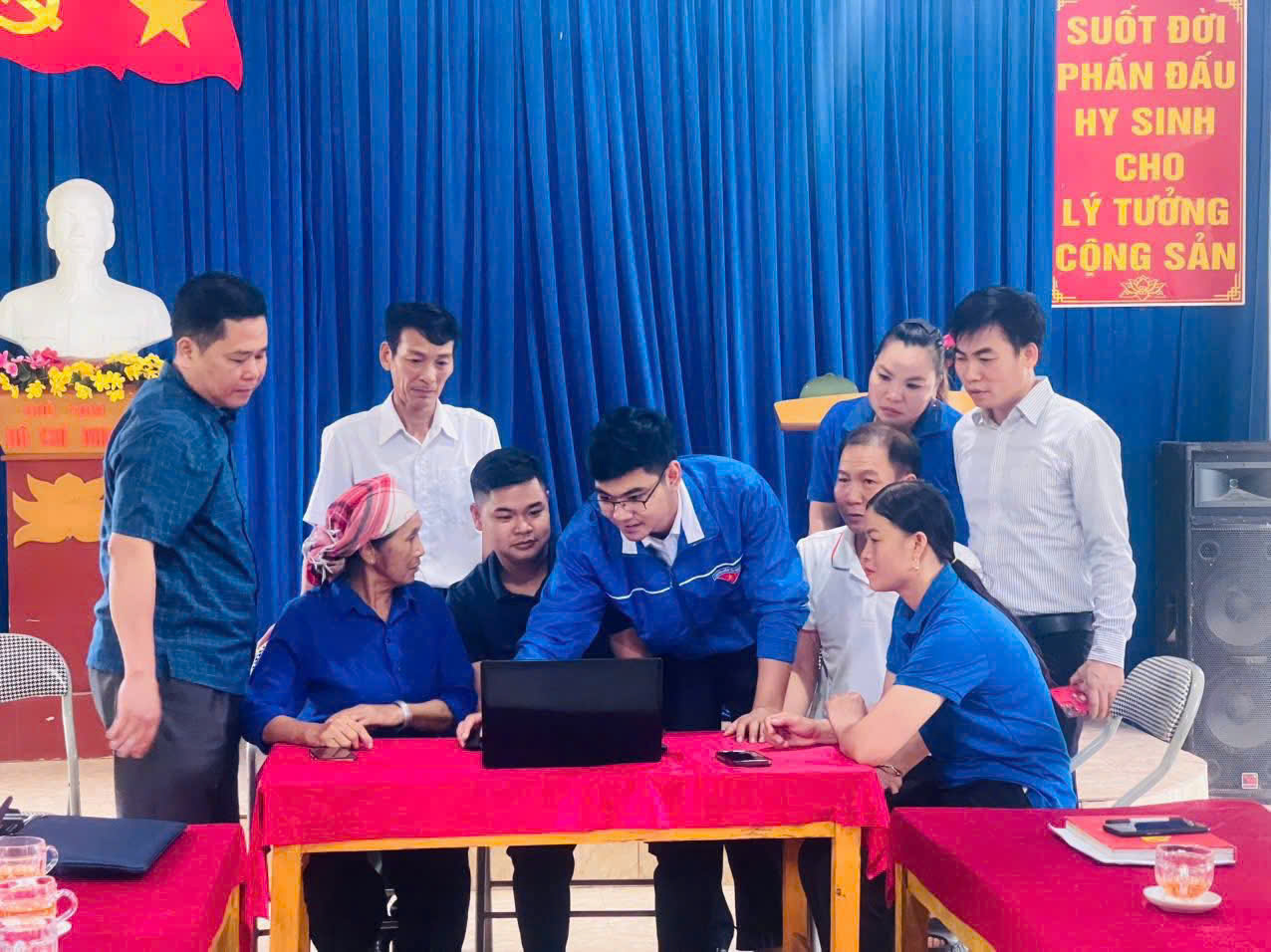 Xã Tằng Loỏng: Chung tay hỗ trợ sau bão lũ, thúc đẩy chuyển đổi số từ thôn, bản 2 z7073260119164 d34f00c1731f6a671aabb988d9948057