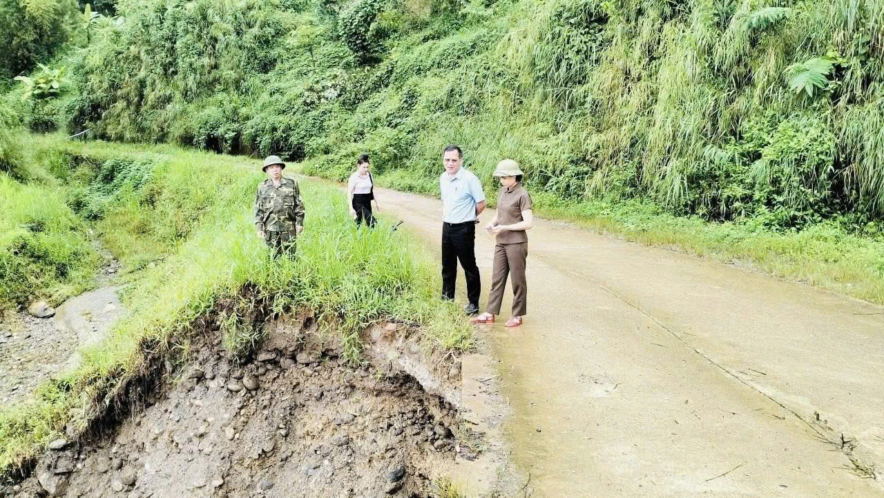 Phường Cầu Thia khẩn trương xây dựng phương án khắc phục sạt lở sau bão số 10 4 z7073347083231 e144b2ca4003688b8de16f2feb06aa9f