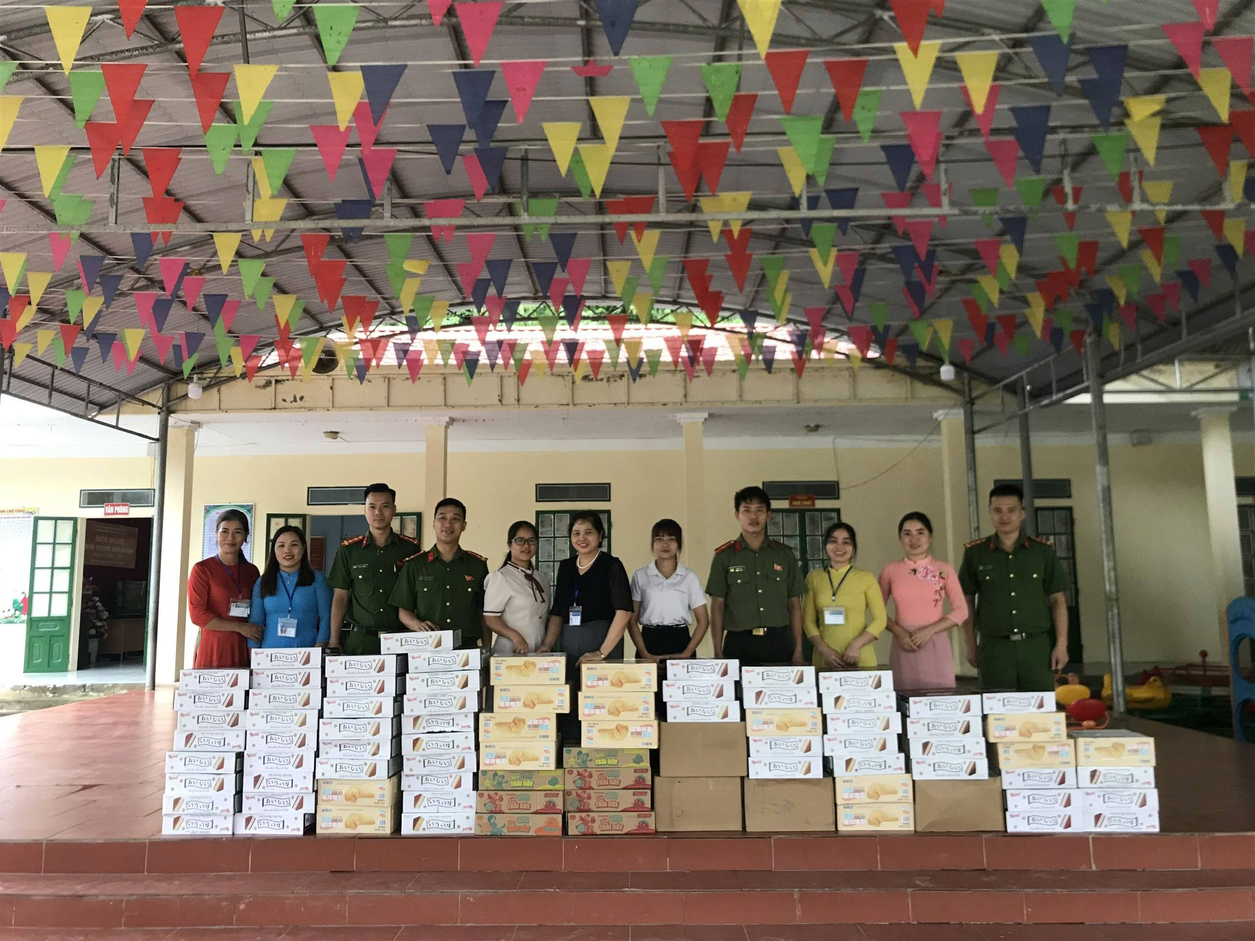 Mang Trung thu ấm áp đến với trẻ em vùng cao Bản Lầu 1 z7073448695097 8550e99e6baf533ebbc42aa1d6bb1a6e