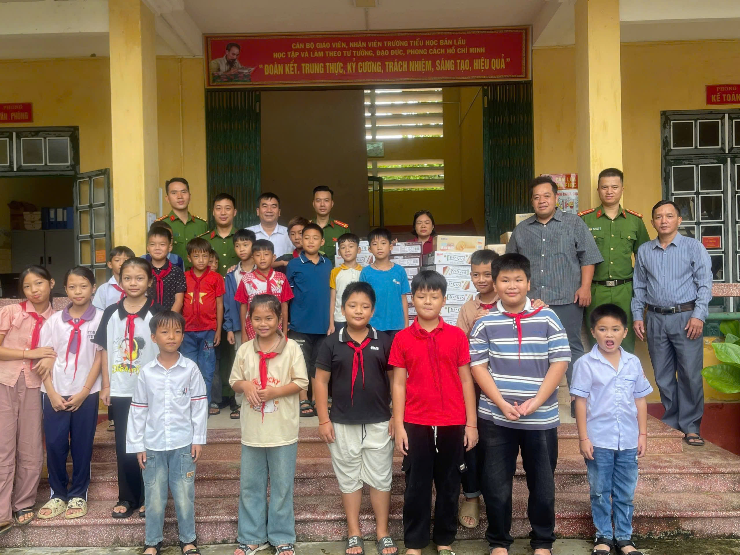 Mang Trung thu ấm áp đến với trẻ em vùng cao Bản Lầu 3 z7073448814933 9ba6eb397a5f251eb92514e46e6bc508