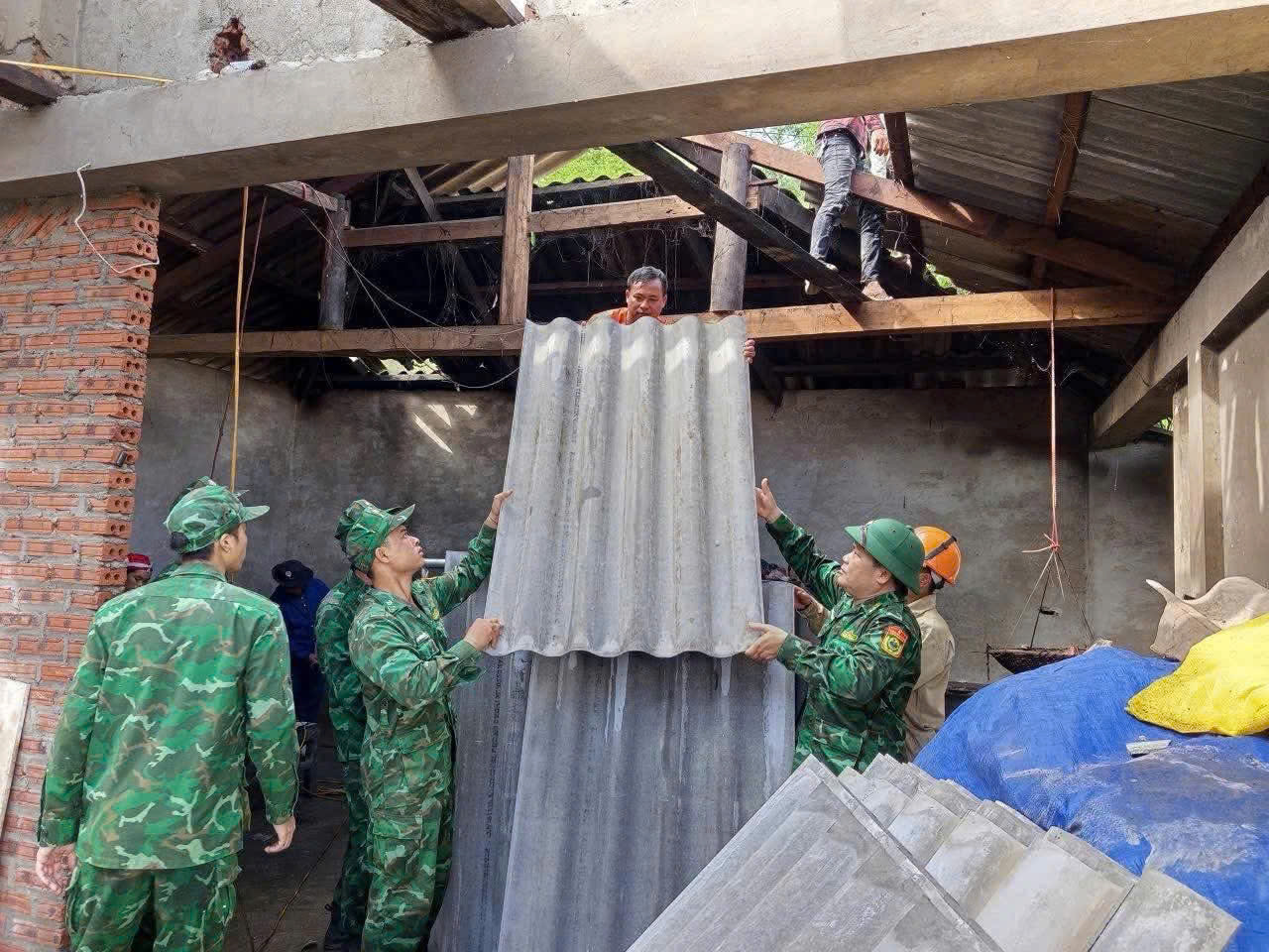 Tình quân dân nơi biên giới: Chỗ dựa vững chắc sau bão 5 z7073852383327 c0b756afc856892990a406b55961ea1e