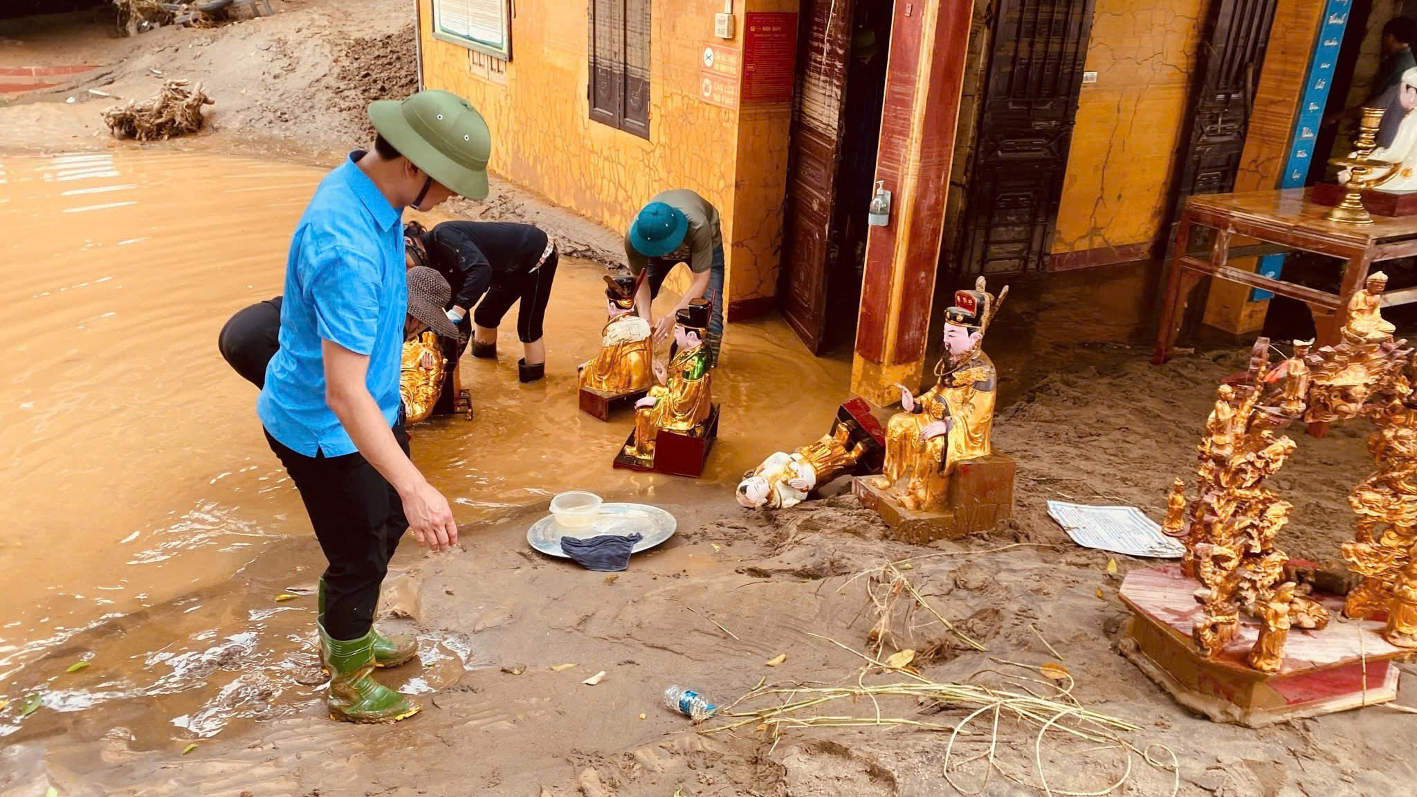 Dân quân phường Âu Lâu ra quân vệ sinh Đền Bà Áo Trắng sau bão số 10 2 z7075673824219 8157427a34a34ac997cc0bfe41f4bbb9