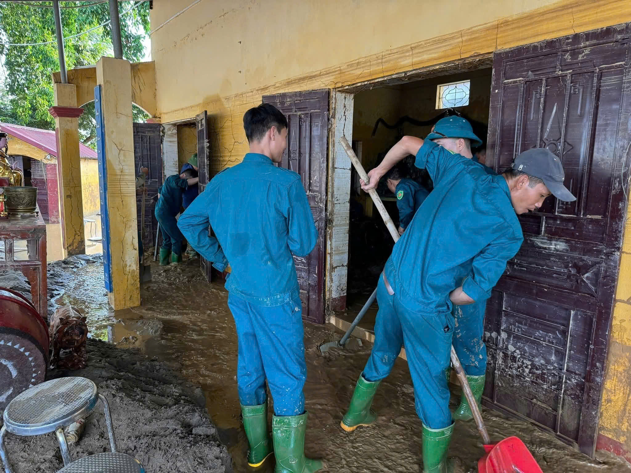 Dân quân phường Âu Lâu ra quân vệ sinh Đền Bà Áo Trắng sau bão số 10 3 z7075675512645 ef931d54ff3abe8d8b768bea0a5725be
