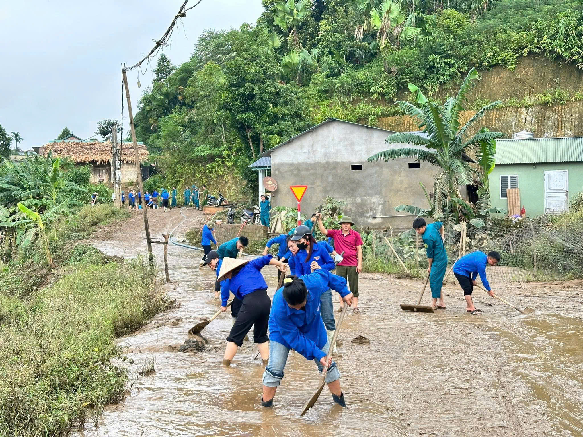 Tuổi trẻ xã Tằng Loỏng chung tay khơi thông đường sau lũ 3 z7077647009015 10e28ae7f1a750c5088a7fa511b06e95