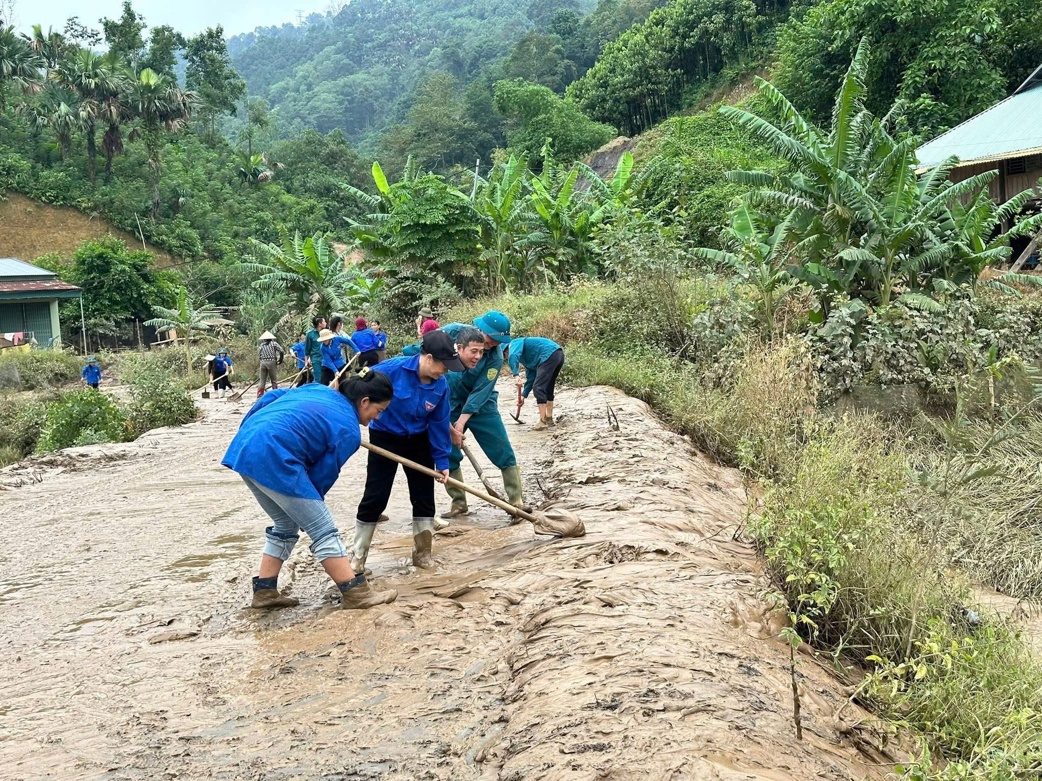 Tuổi trẻ xã Tằng Loỏng chung tay khơi thông đường sau lũ 2 z7077647024534 546b5d9dce600bca325d7808ef18151b