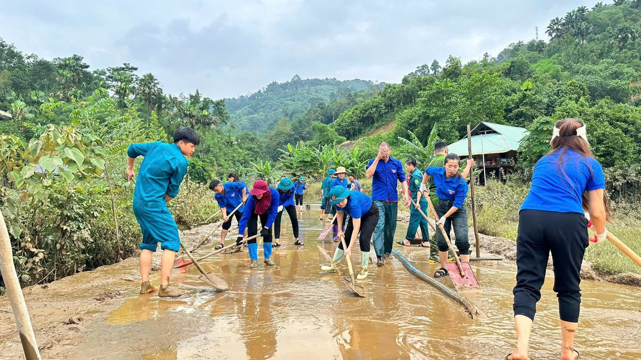 Tuổi trẻ xã Tằng Loỏng chung tay khơi thông đường sau lũ 7 z7077647025127 609763383ebc691521f4c99edb34a1c4