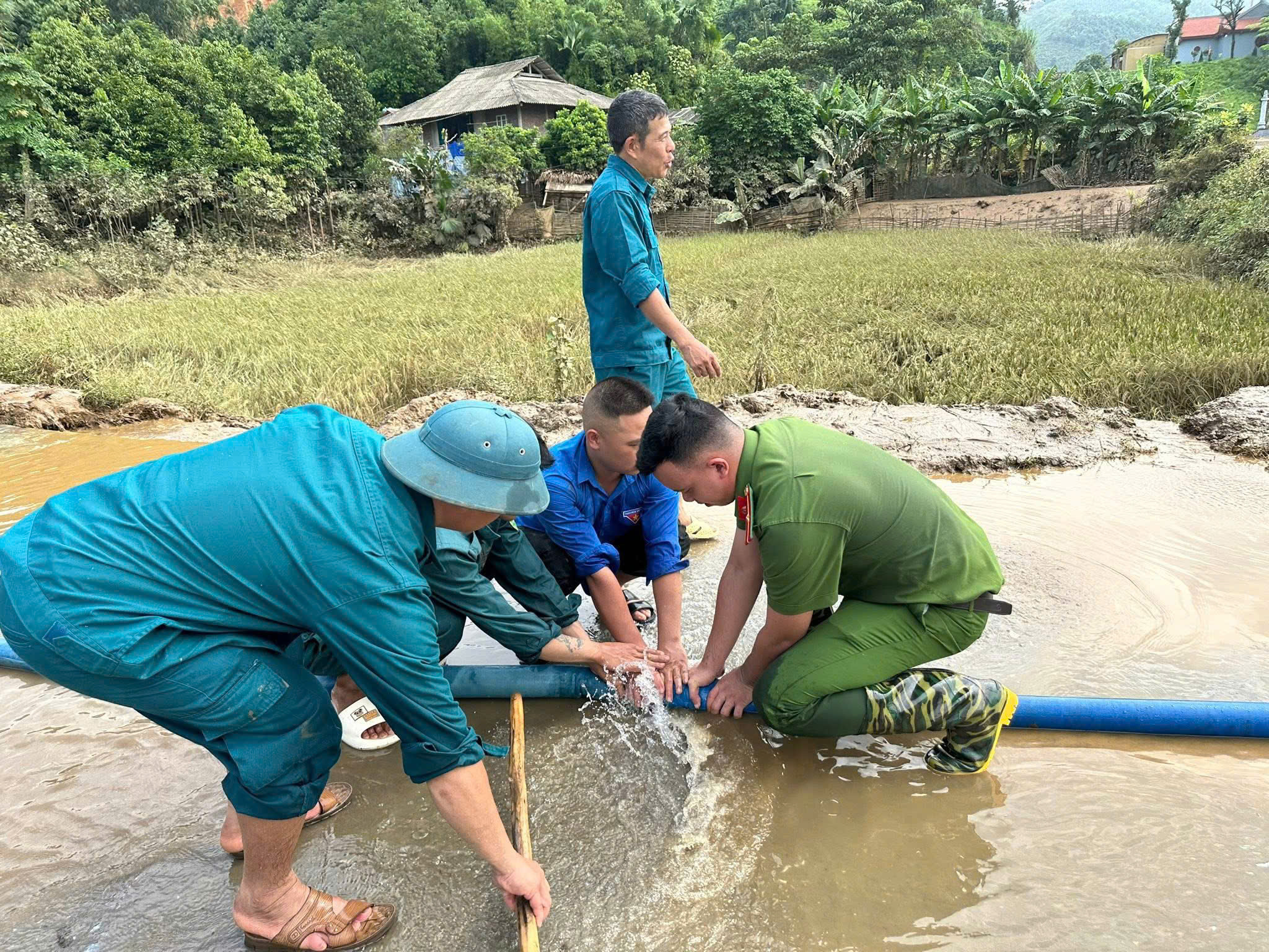 Tuổi trẻ xã Tằng Loỏng chung tay khơi thông đường sau lũ 5 z7077647069239 862f37463cb9022bb9ca4364bfd27bc2