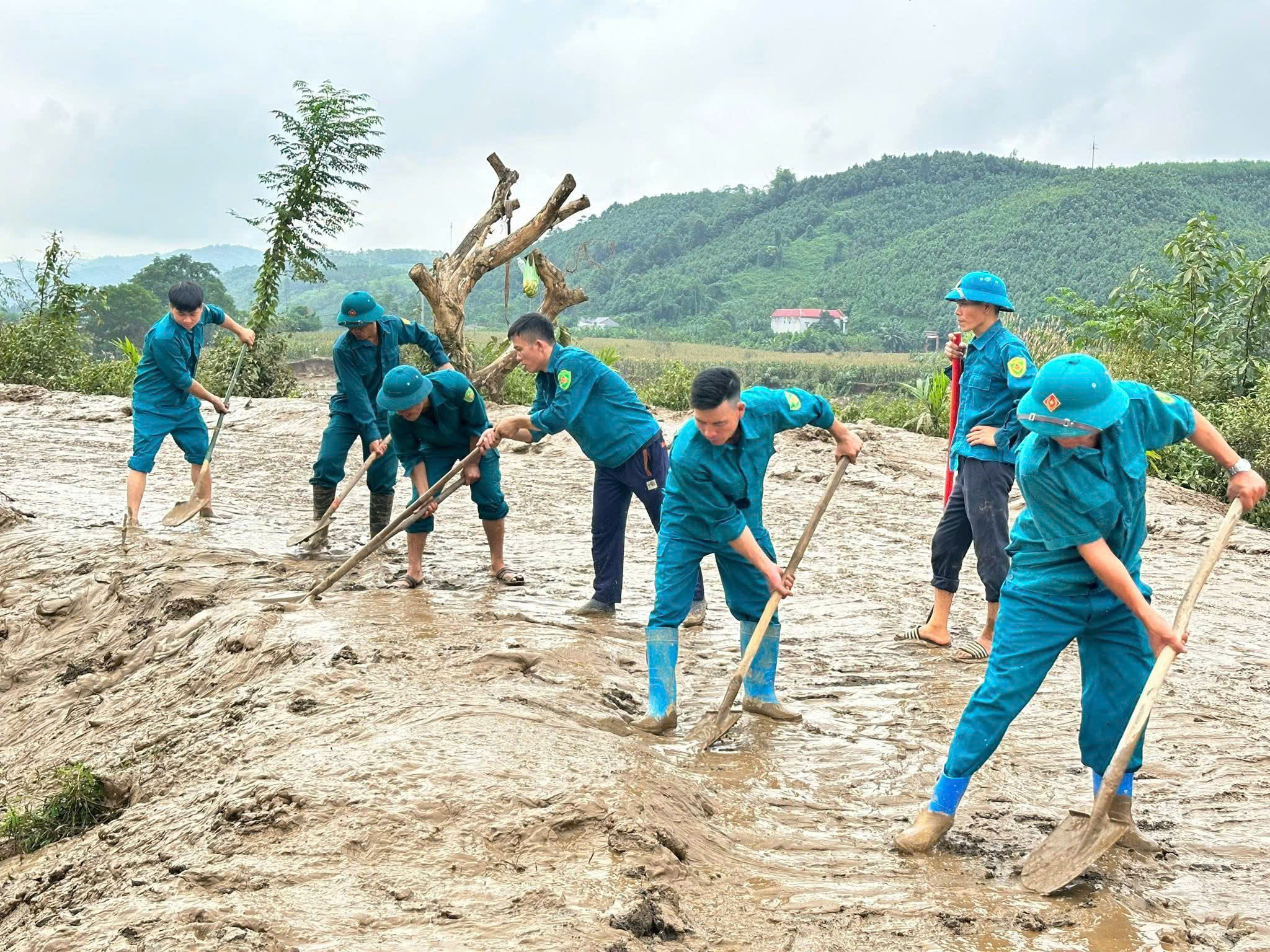 Tuổi trẻ xã Tằng Loỏng chung tay khơi thông đường sau lũ 4 z7077647077129 682088164d7e370bd835bf389eaa9048