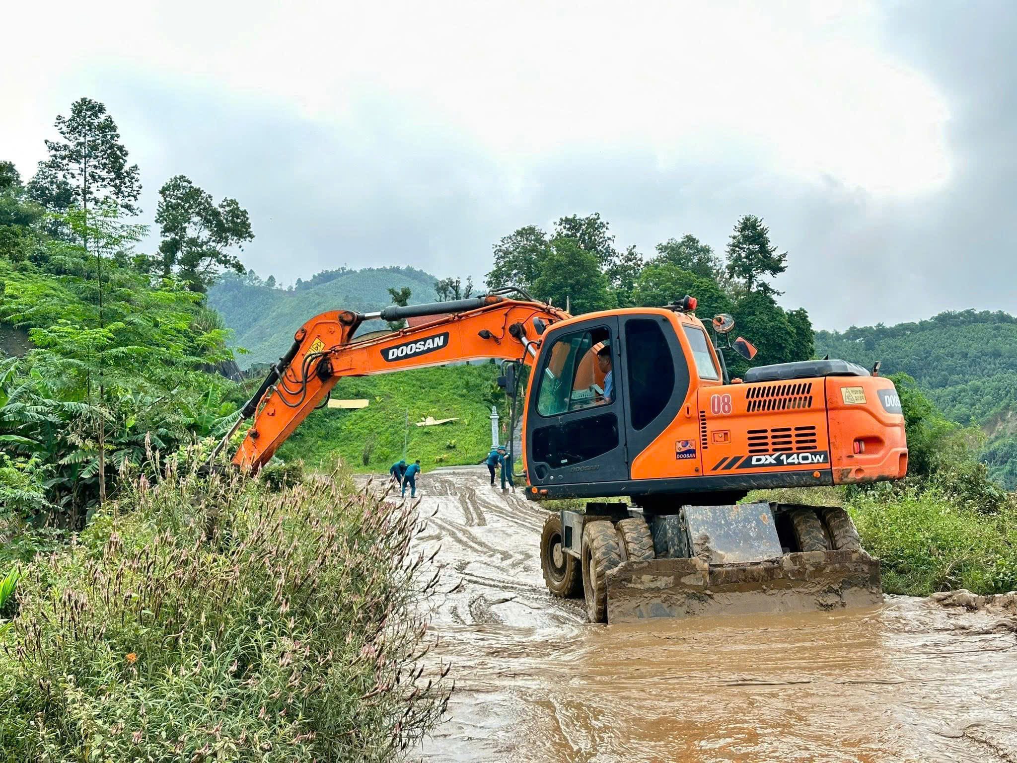 Tuổi trẻ xã Tằng Loỏng chung tay khơi thông đường sau lũ 10 z7077647080097 a548b7069c1c6d02b11a644c9721753f