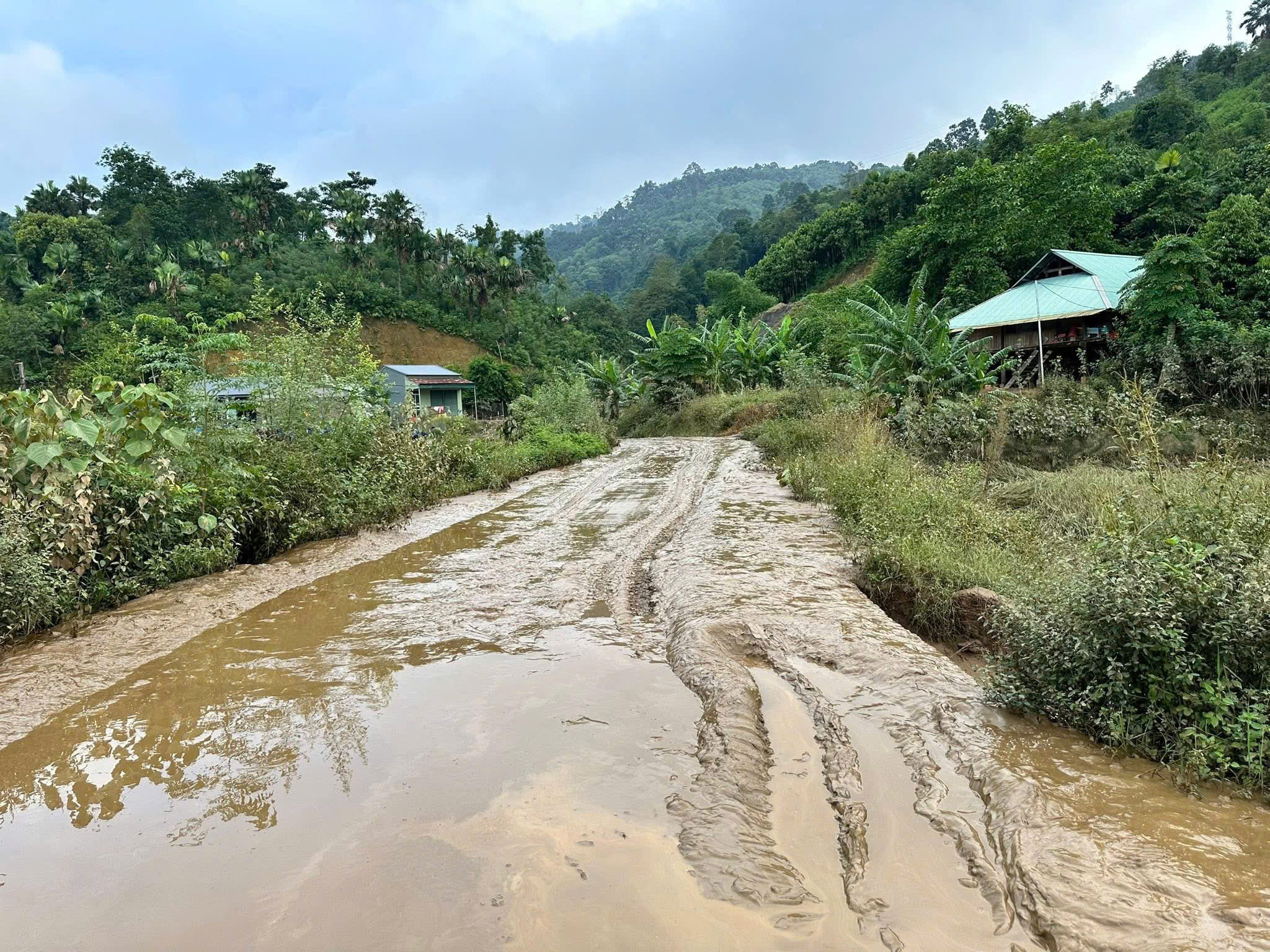 Tuổi trẻ xã Tằng Loỏng chung tay khơi thông đường sau lũ 9 z7077647080728 d150dc4158ba55c9b530e9c308d4bf81