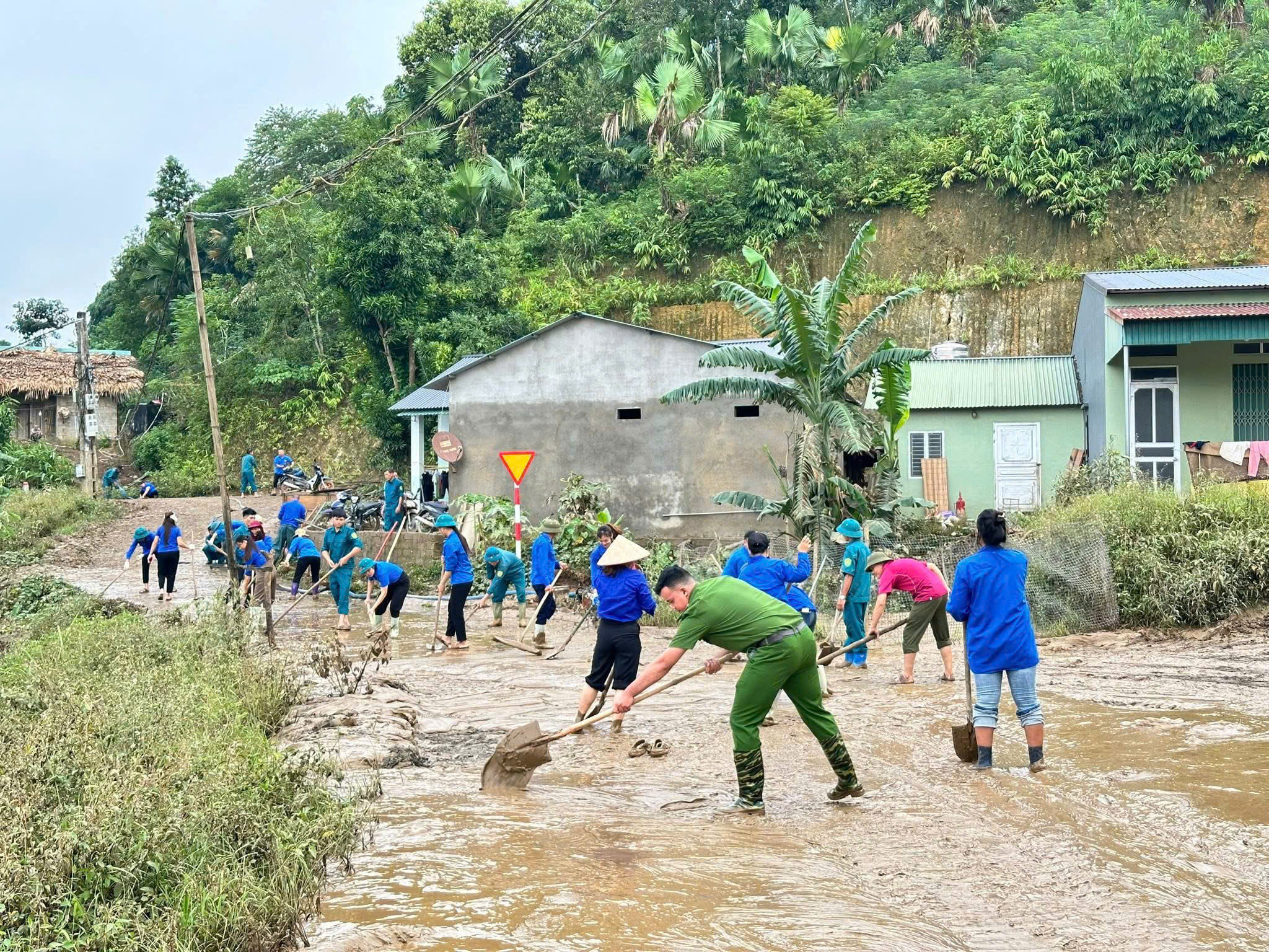 Tuổi trẻ xã Tằng Loỏng chung tay khơi thông đường sau lũ 1 z7077647107069 c1a50b40ab87b0202058273186d1ee97