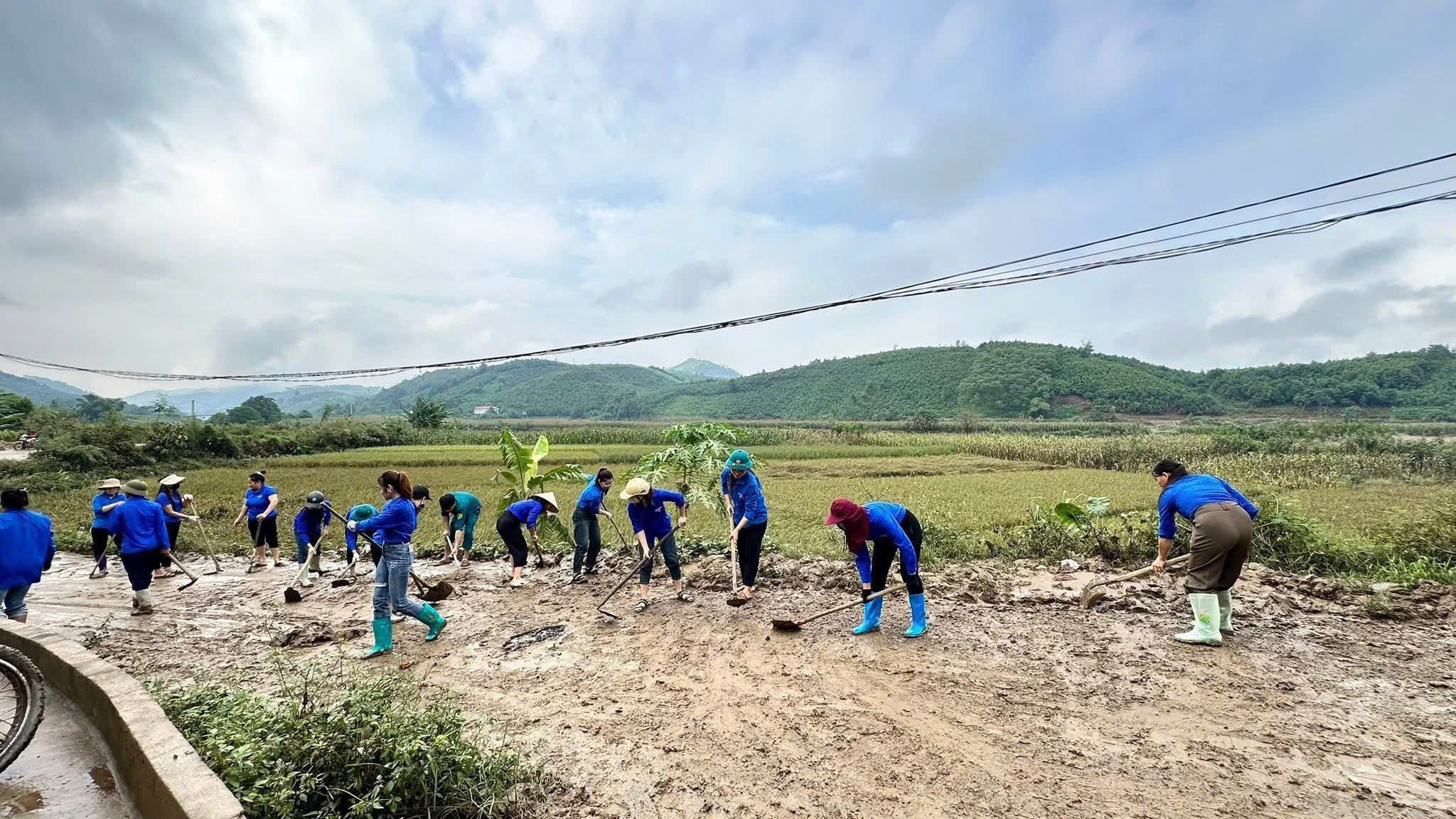 Tuổi trẻ xã Tằng Loỏng chung tay khơi thông đường sau lũ 8 z7077731651707 baee511fe94a095ab6eceb759c2ec38a