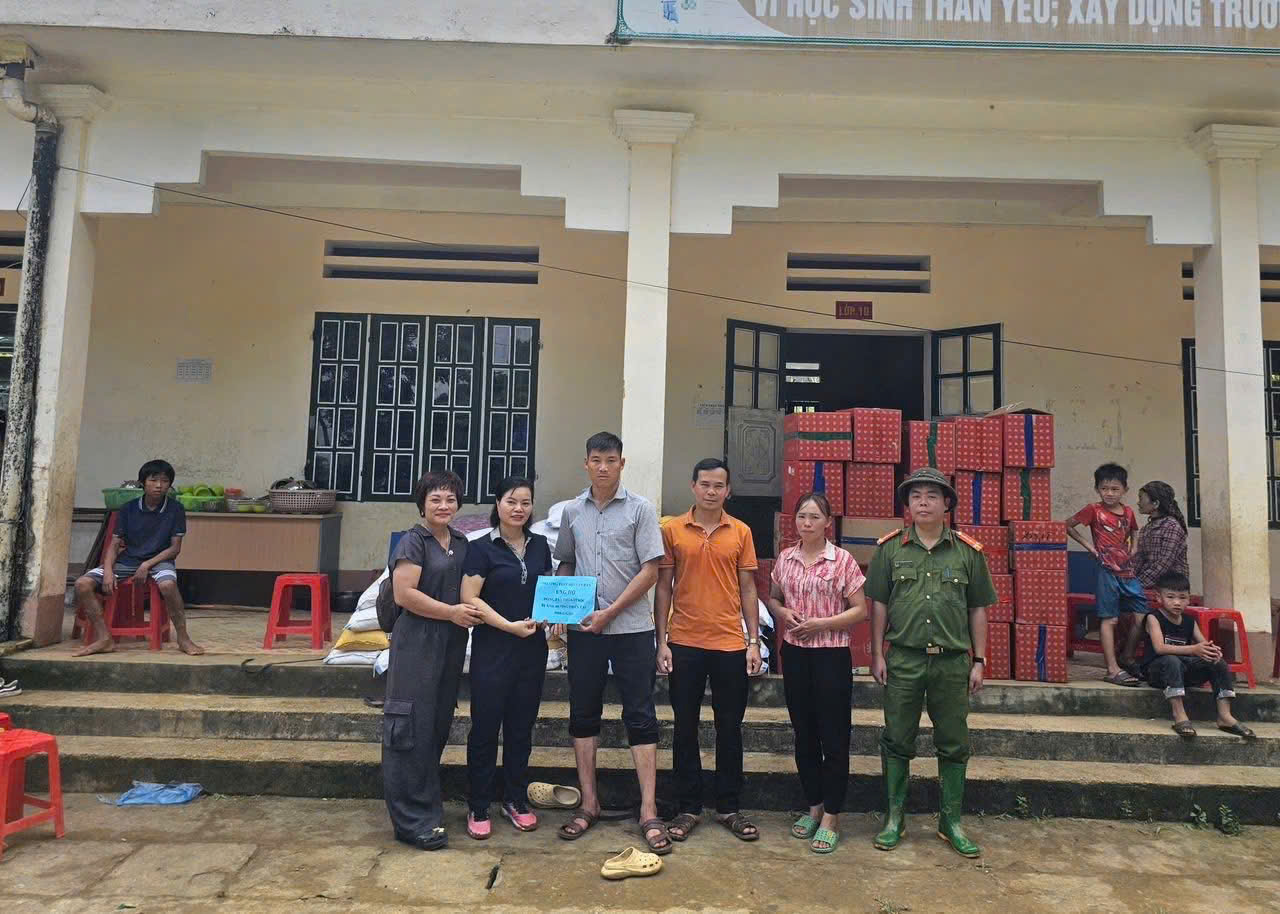 Lào Cai: Công an xã Văn Bàn cứu trợ lương thực, giúp dân đắp kè ngăn lũ 10 z7079337224217 21a0870a5ae0aba96b786361828b5a3d