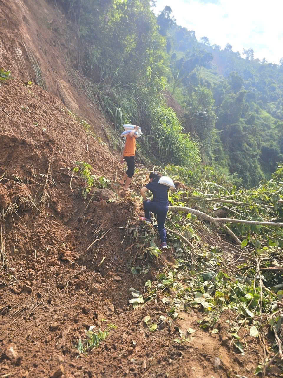 Lào Cai: Công an xã Văn Bàn cứu trợ lương thực, giúp dân đắp kè ngăn lũ 8 z7079337238492 de726a44fe5b767bc167446495a6d84c