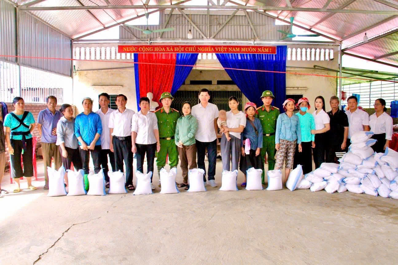 Lào Cai: Công an xã Văn Bàn cứu trợ lương thực, giúp dân đắp kè ngăn lũ 9 z7079337250140 755b66d1e42a7e09b217dd9be2dd0a6b