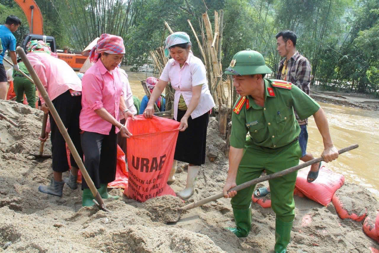 Lào Cai: Công an xã Văn Bàn cứu trợ lương thực, giúp dân đắp kè ngăn lũ 2 z7079337263010 55763df0ec8eb004df39c56015c5345a