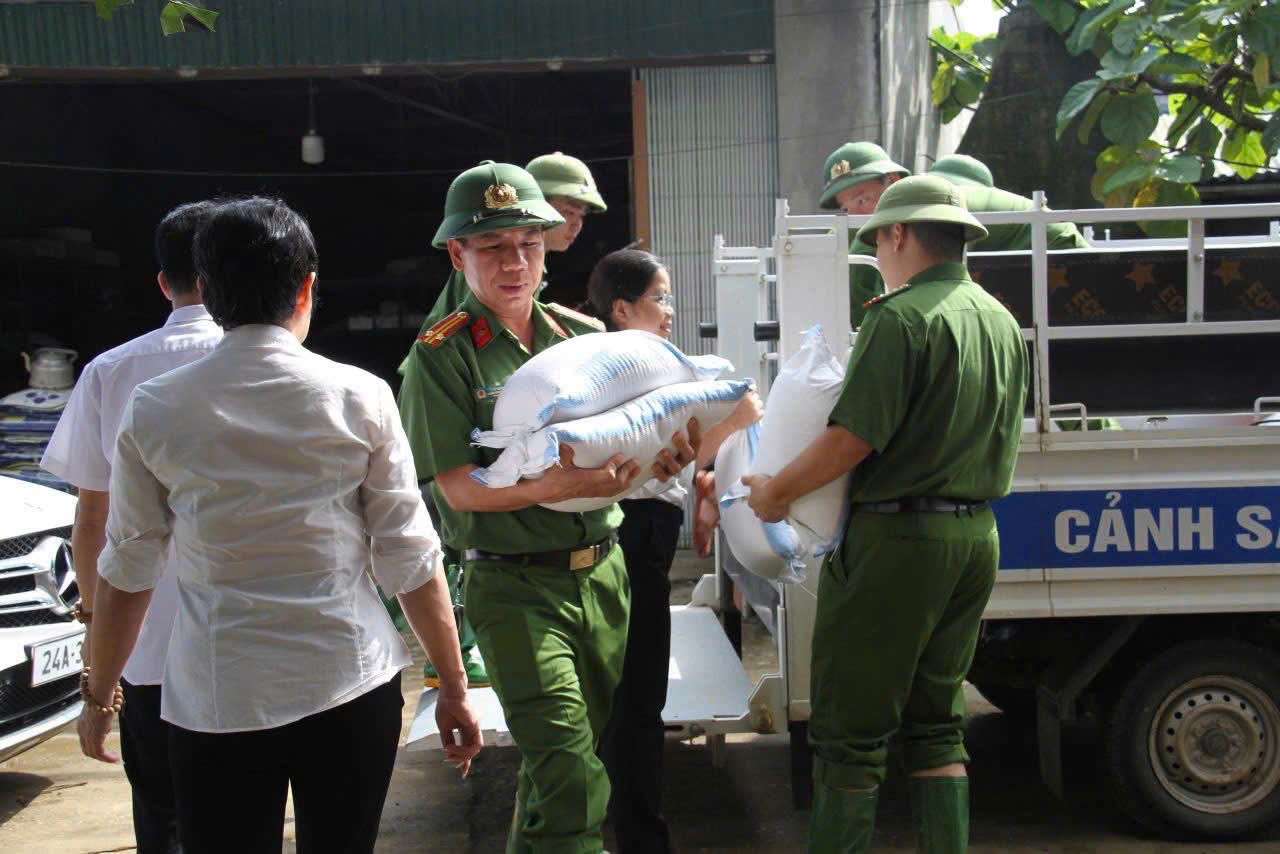 Lào Cai: Công an xã Văn Bàn cứu trợ lương thực, giúp dân đắp kè ngăn lũ 7 z7079337277352 6bb4e880f396373b10440b4e730b514b