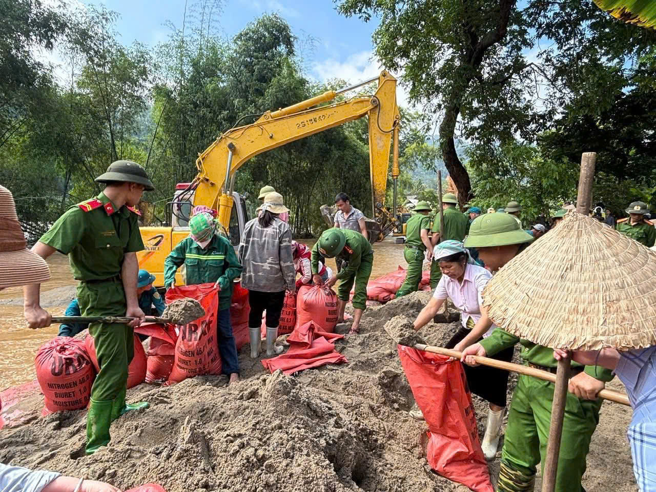 Lào Cai: Công an xã Văn Bàn cứu trợ lương thực, giúp dân đắp kè ngăn lũ 3 z7079337283635 3e0e7a7651de45331ff9ef891edb62b9