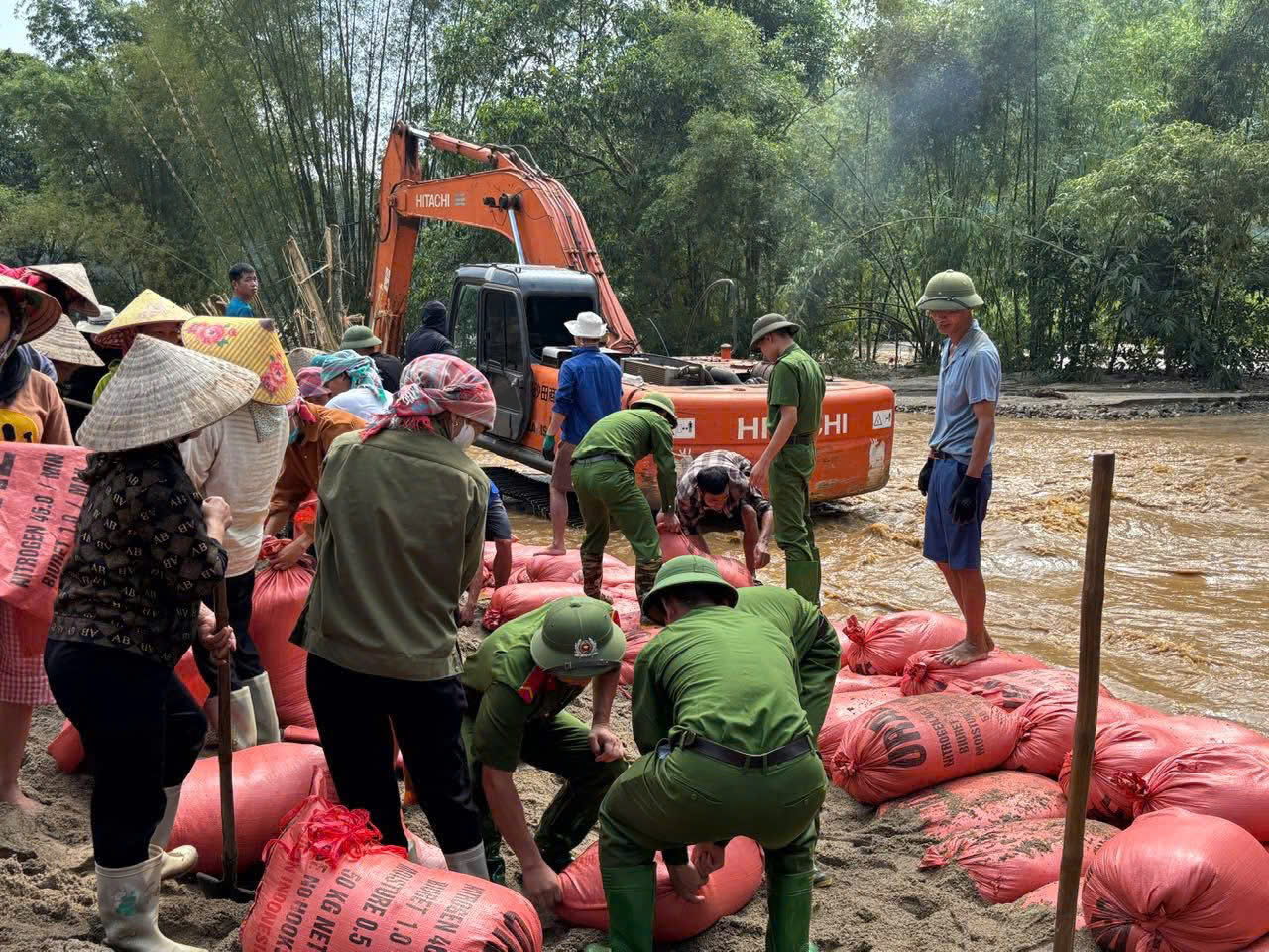 Lào Cai: Công an xã Văn Bàn cứu trợ lương thực, giúp dân đắp kè ngăn lũ 4 z7079337290955 c66a21df4b62d57923a793ea386356a9