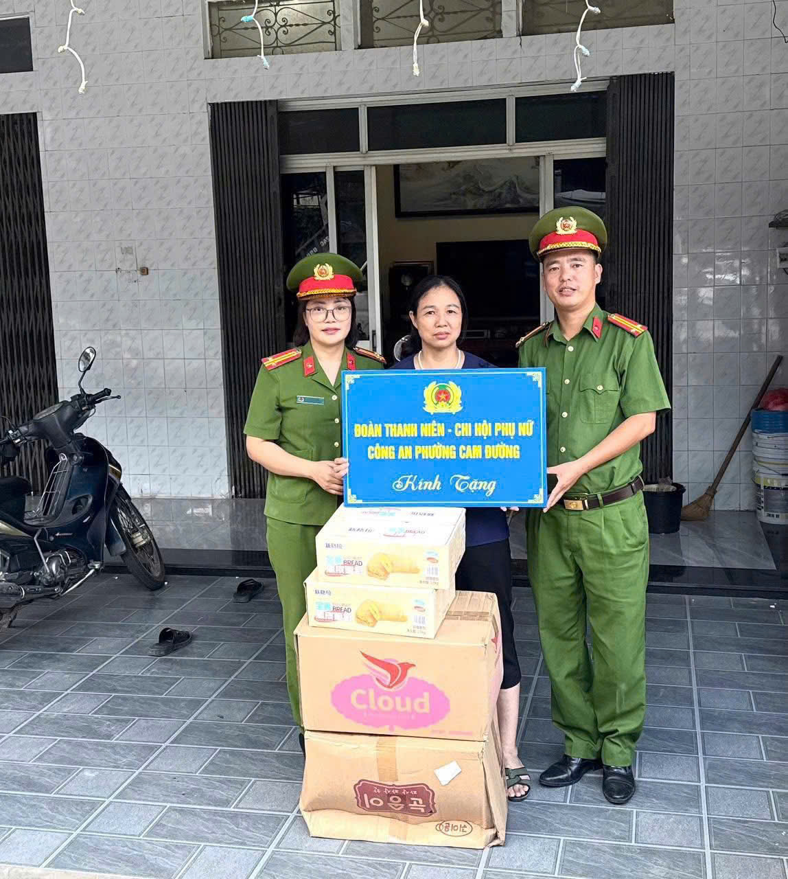 Trung thu ấm áp tình người nơi vùng lũ phường Cam Đường 6 z7080021010605 40a78c6fede7893bddc040669f830d57