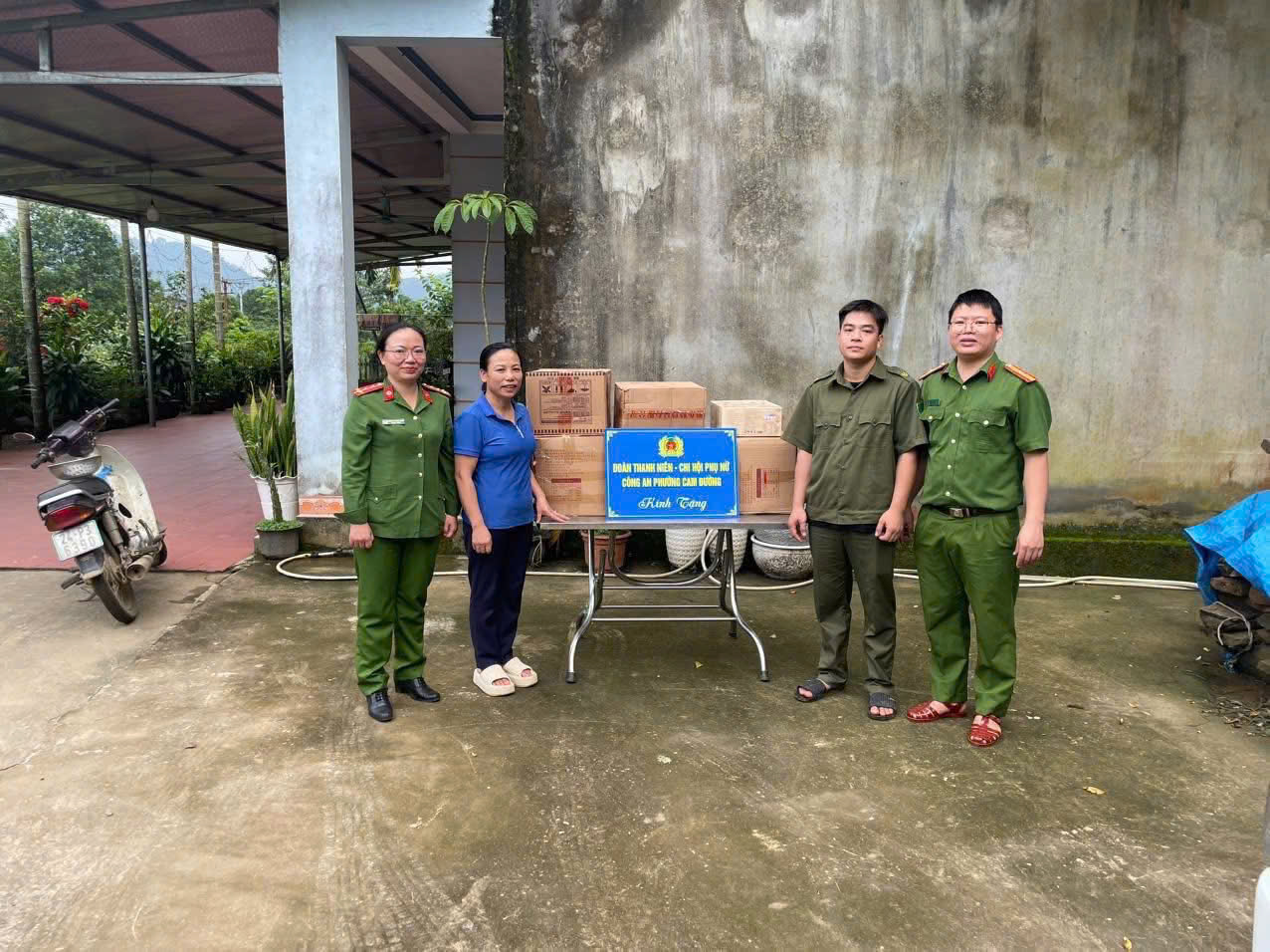 Trung thu ấm áp tình người nơi vùng lũ phường Cam Đường 3 z7080021019253 7584b7e0007cbeb3baac284ca0c3f8bb