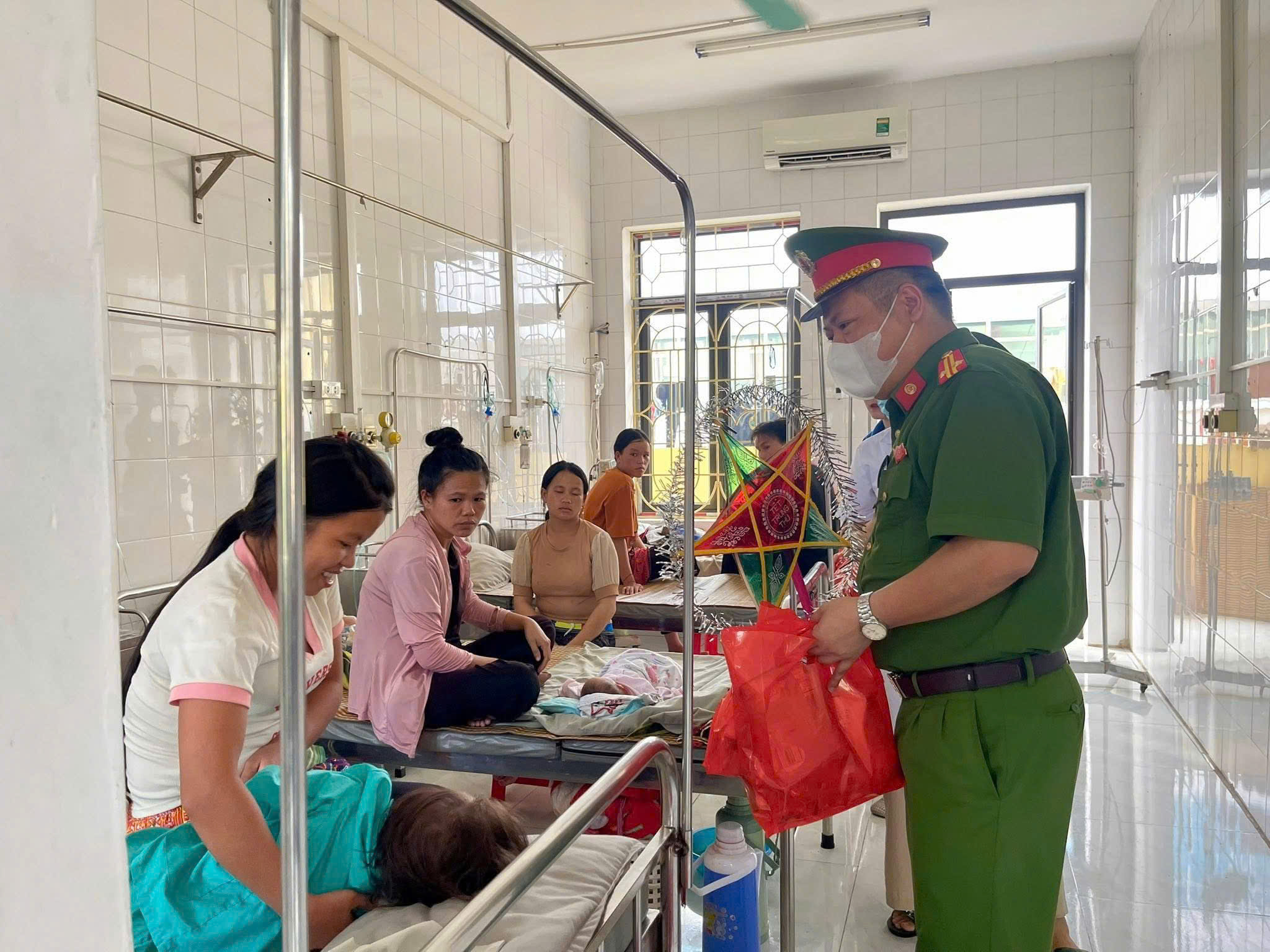 Tết Trung thu ấm áp cho bệnh nhi tại Bệnh viện Đa khoa số 3 Lào Cai 3 z7086155937376 58601818e36eecb49102eb5161a1abde