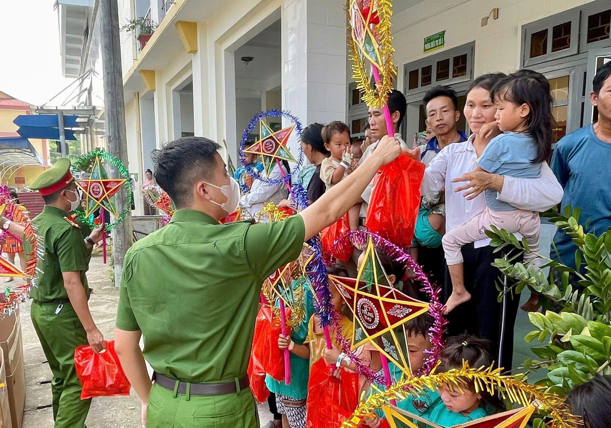 Tết Trung thu ấm áp cho bệnh nhi tại Bệnh viện Đa khoa số 3 Lào Cai 10 z7086155948813 c3a7da110de94f860fc428ef1086ec13