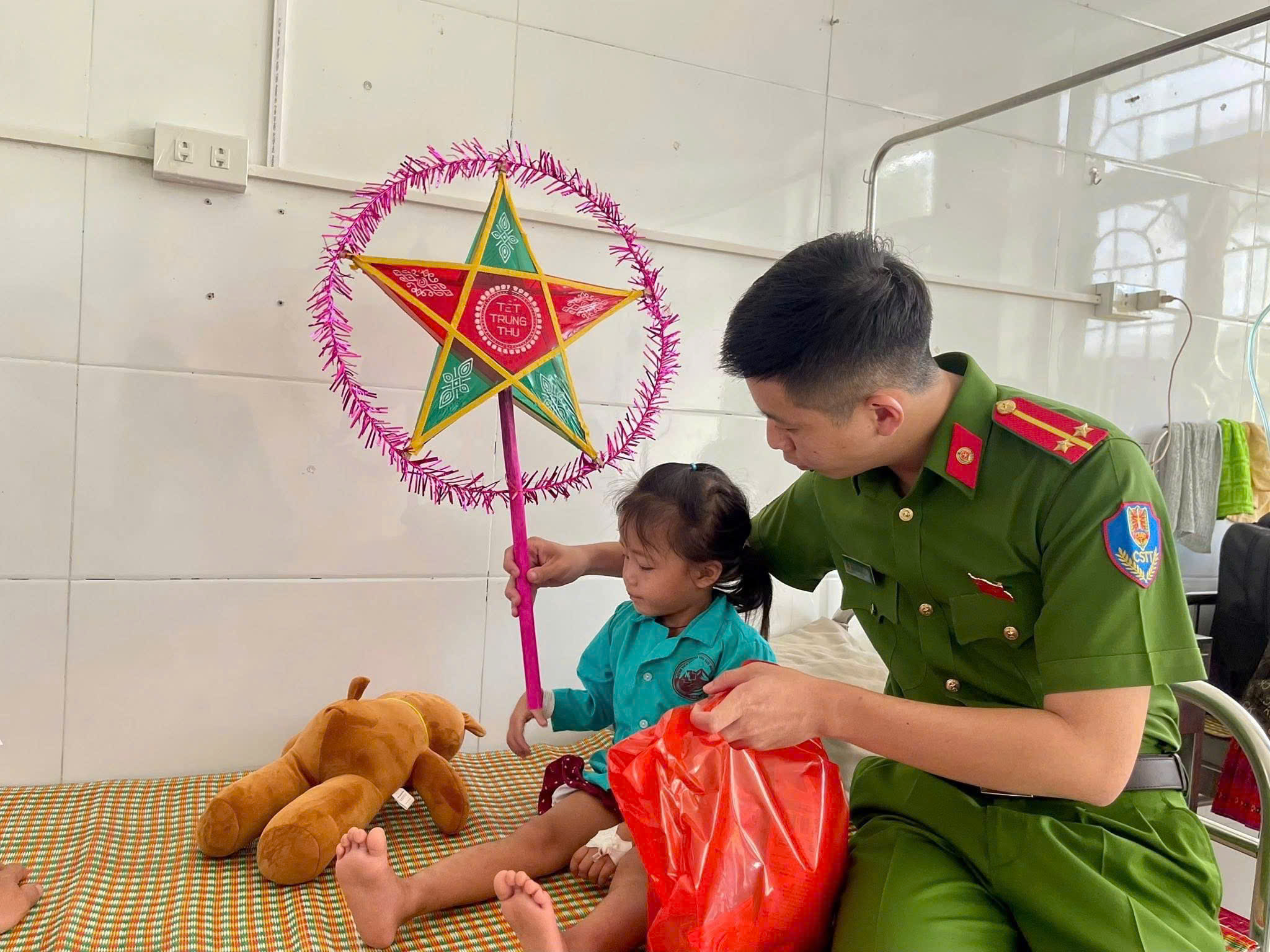 Tết Trung thu ấm áp cho bệnh nhi tại Bệnh viện Đa khoa số 3 Lào Cai 6 z7086155969356 ed8c9d28e3739793db9e98fe02cb6a51