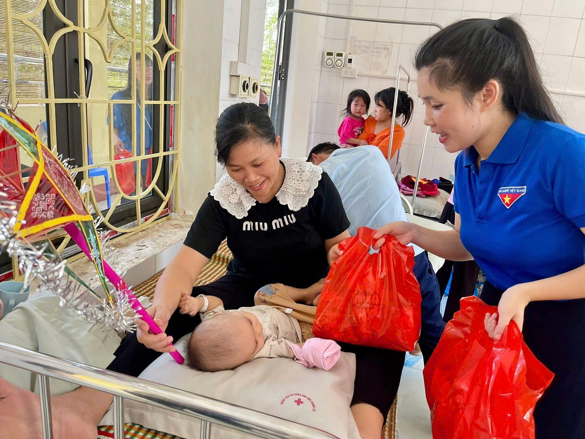 Tết Trung thu ấm áp cho bệnh nhi tại Bệnh viện Đa khoa số 3 Lào Cai 5 z7086155969604 5b0b56c0b205615c1fa67444594b52fb