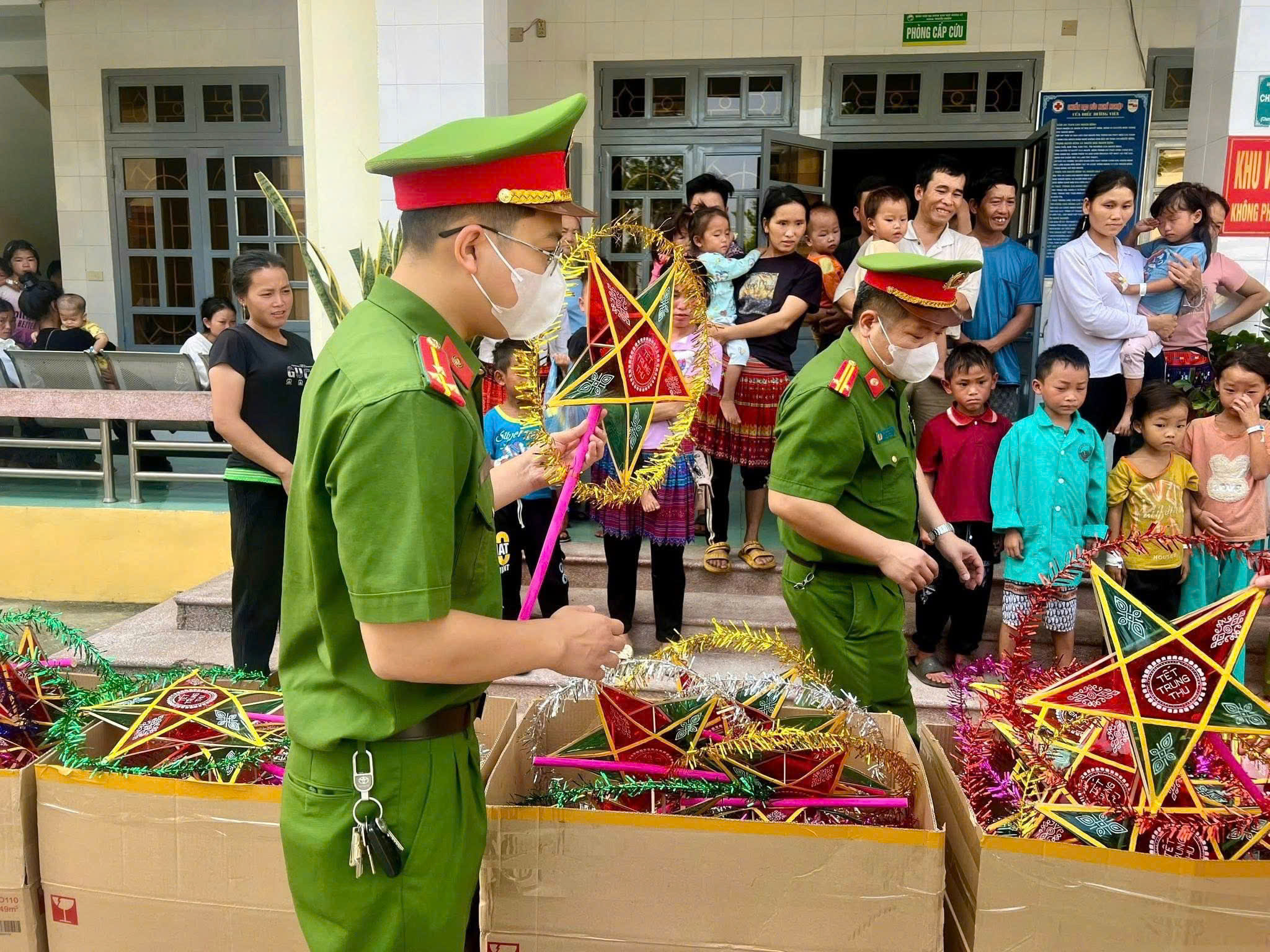 Tết Trung thu ấm áp cho bệnh nhi tại Bệnh viện Đa khoa số 3 Lào Cai 8 z7086156010576 ebb91198050180c5cc18190b9c88630c