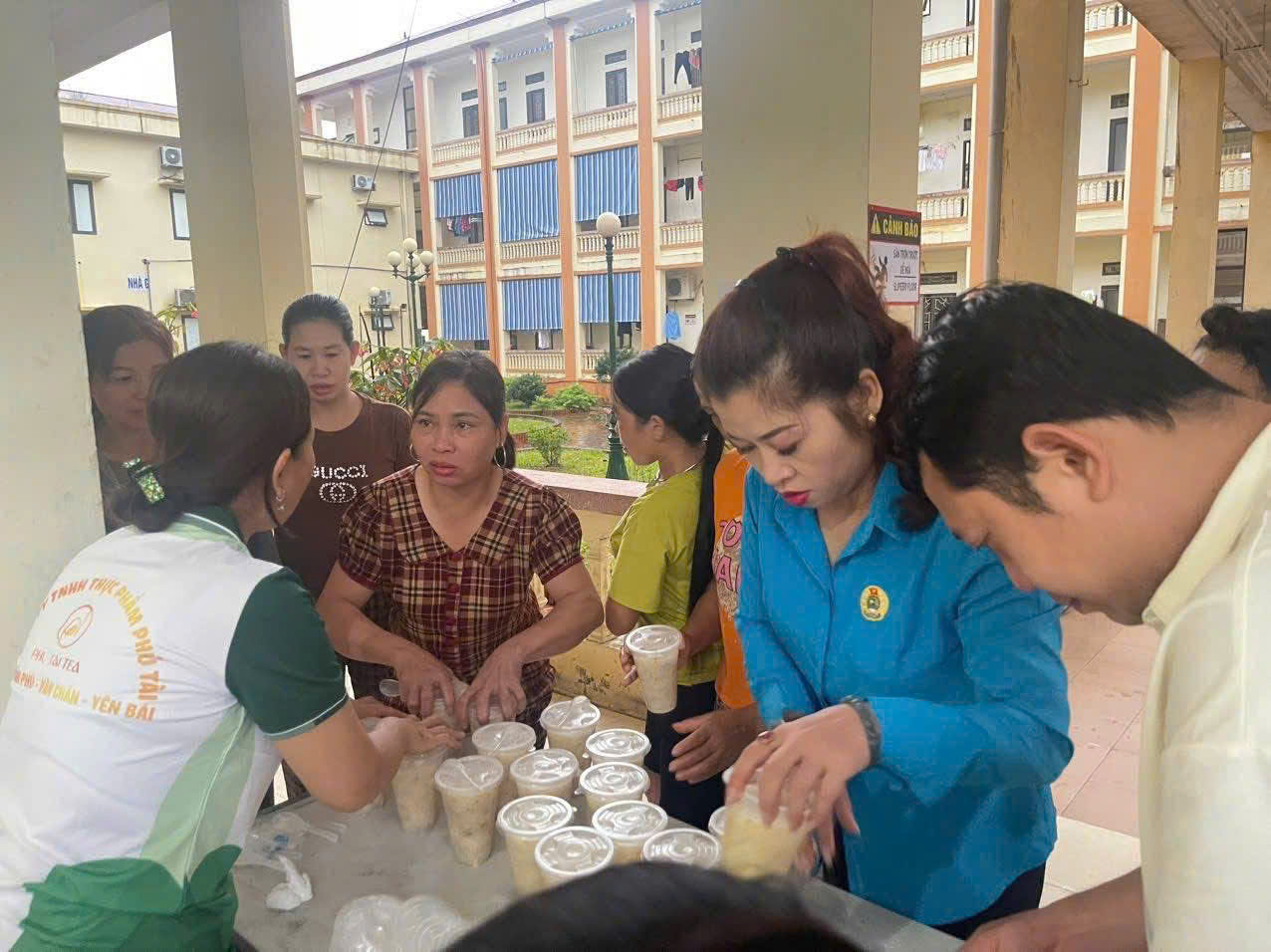 “Bát cháo yêu thương” ấm lòng bệnh nhân ở Văn Chấn 2 z7087279613228 a0db2d601025231af0d05612bb2875d0