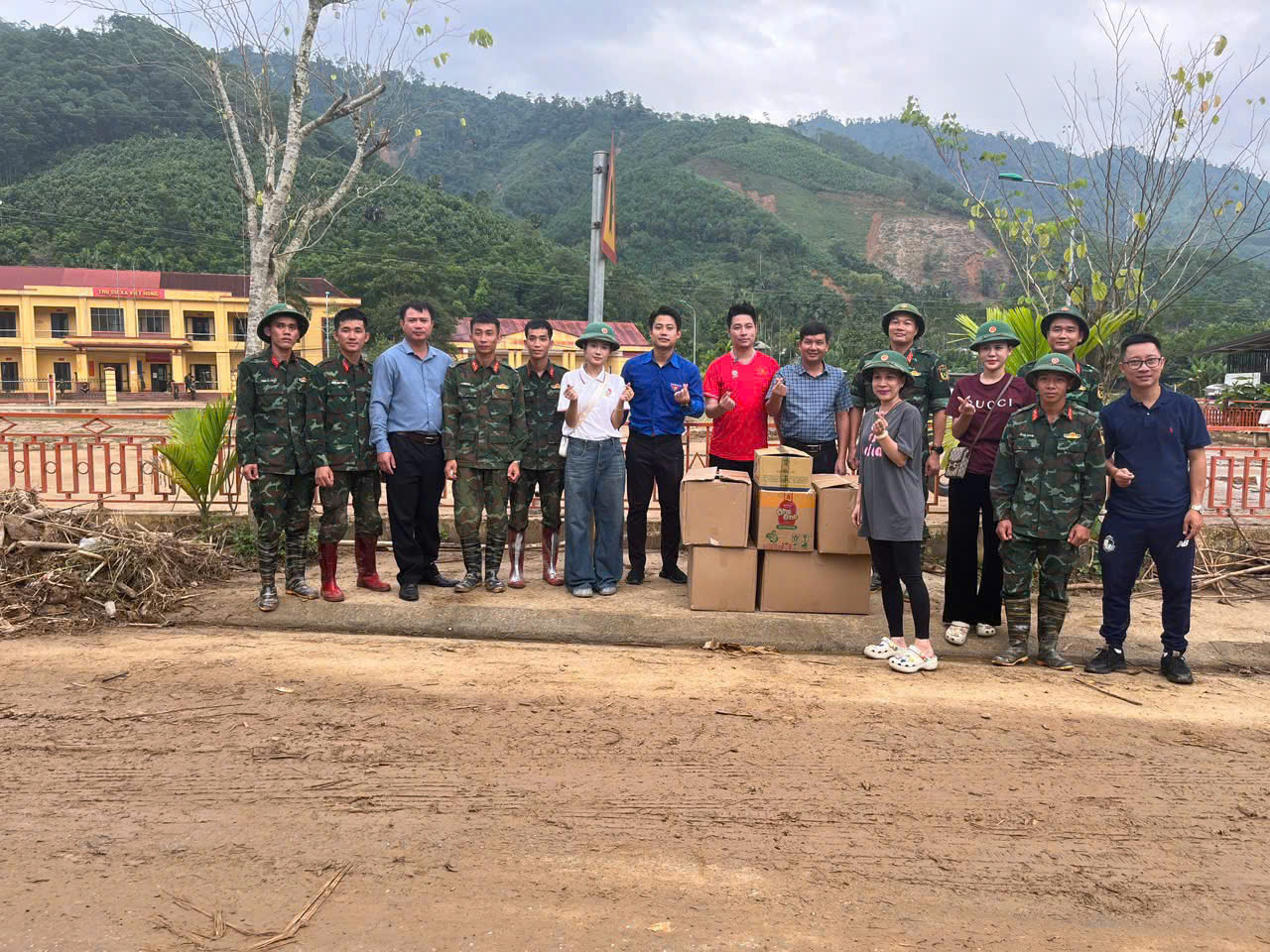 “Trung thu yêu thương” mang niềm vui đến học sinh vùng cao Việt Hồng 1 z7087418006111 a9ecd7d6c873fe0db8411358a5438483