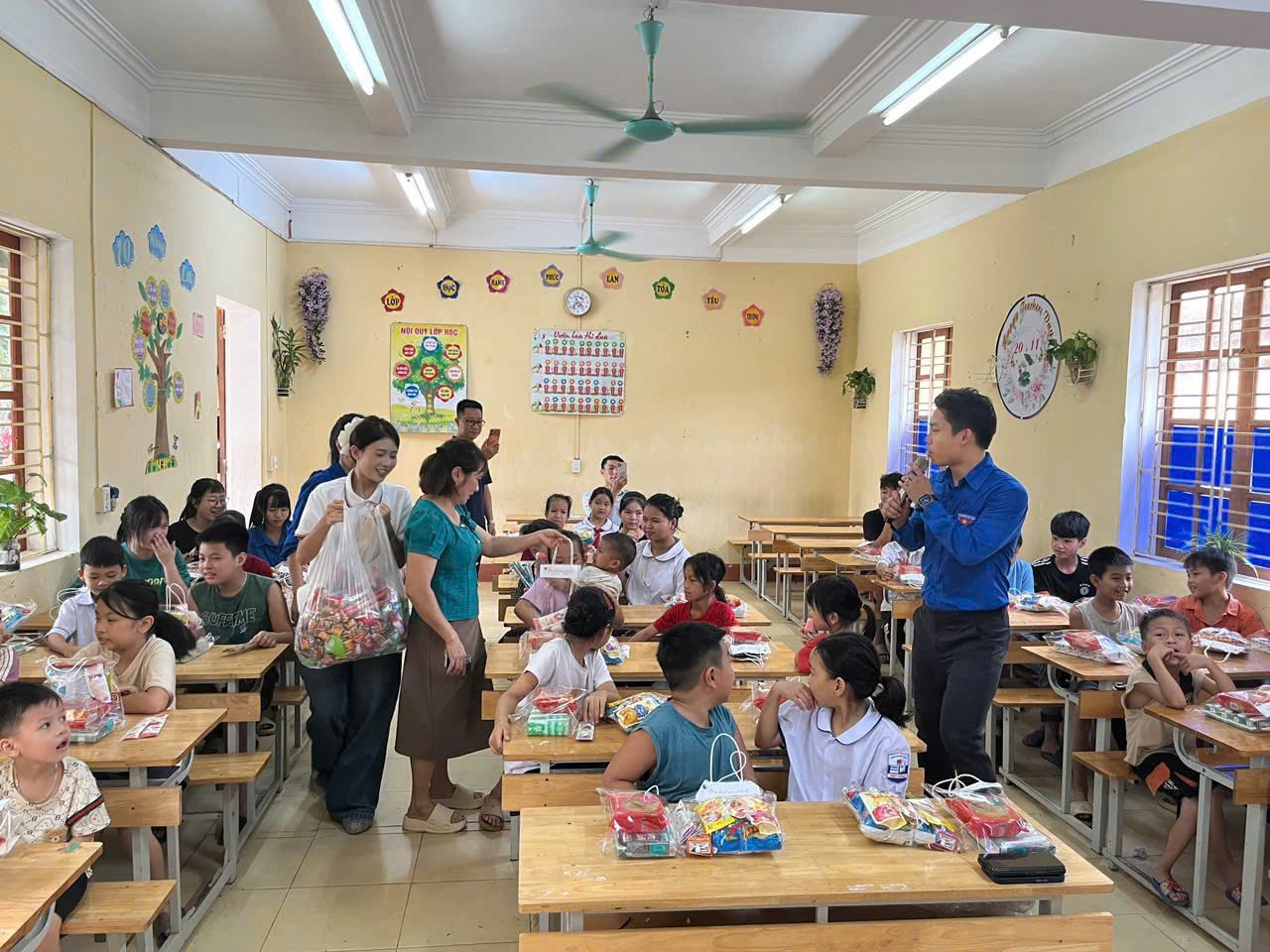 “Trung thu yêu thương” mang niềm vui đến học sinh vùng cao Việt Hồng 4 z7087418032912 5a5671dd2b770c6aac279245156cbe0c