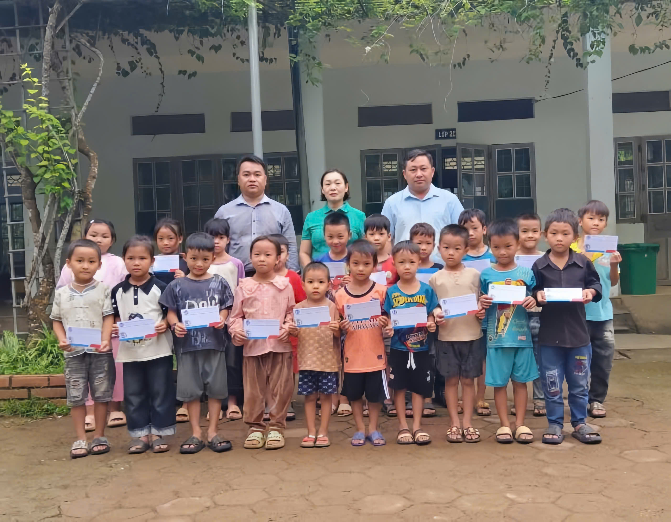 Xuân Hoà: 20 suất quà tiếp sức học sinh nghèo đến trường 2 z7142336072370 4317fe0b51ea6aca128461a12507879b