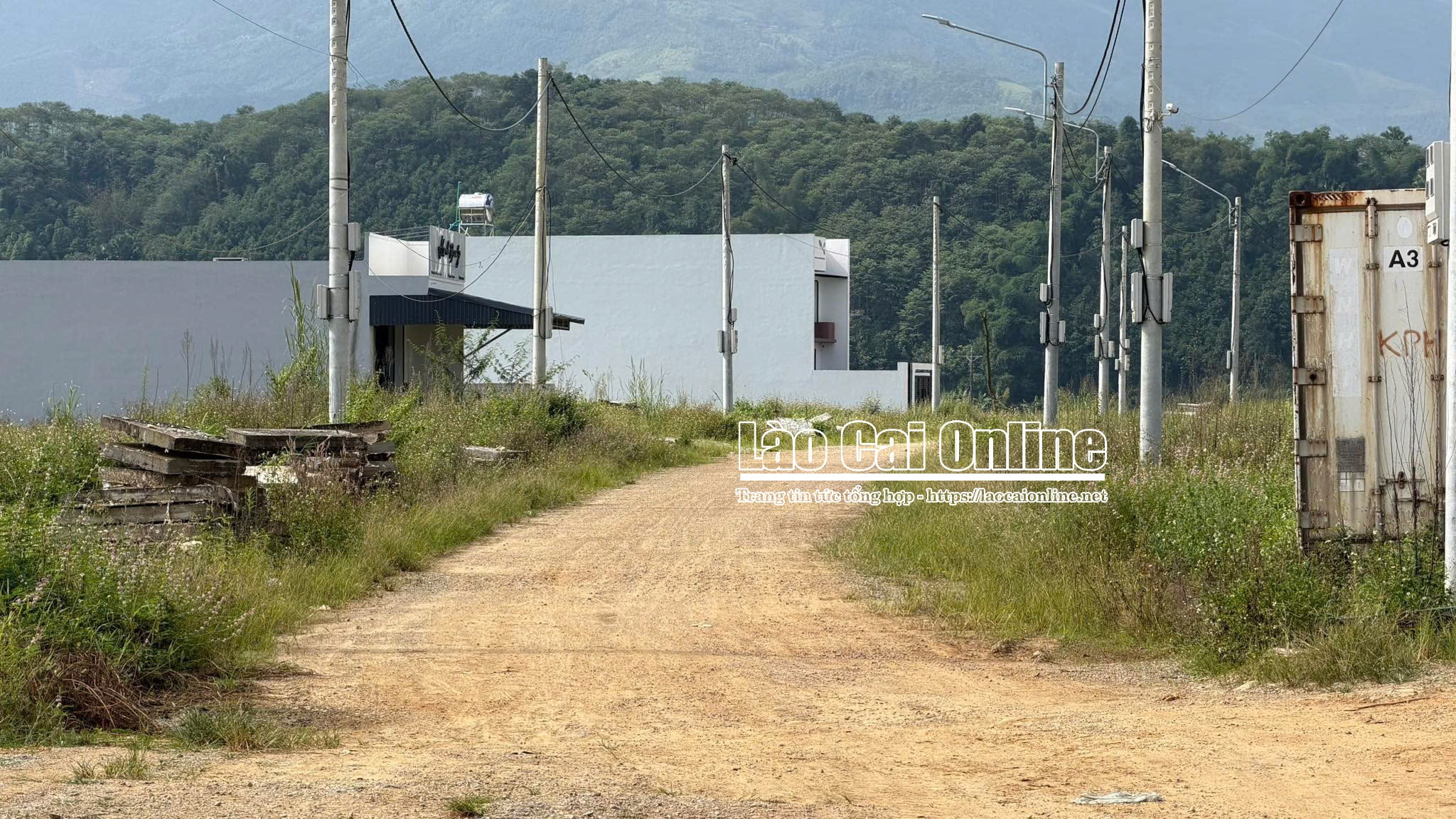 Khu đấu giá đất N5 Võ Lao: Bao giờ người dân mới có điện nước để ở? 1 Hiện trạng tuyến đường N5, xã Võ Lao đã được san gạt, trải cấp phối và có hệ thống cột điện, dây dẫn hoàn thiện, tuy nhiên đến nay vẫn chưa được đấu nối cấp điện cho khu tái định cư; khu vực xung quanh còn ít nhà ở, cỏ mọc um xùm .