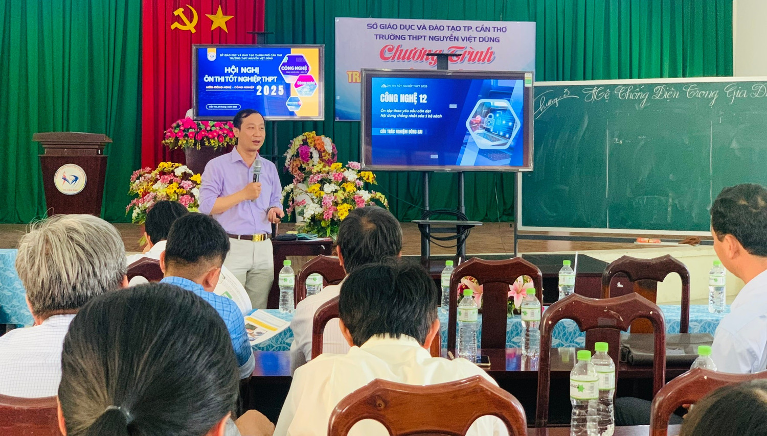 Thầy Trang Minh Thiên chia sẻ tại hội thảo ôn thi tốt nghiệp THPT năm 2025. Ảnh: NVCC toa-sang-gia-tri-nghe-giao-1.jpg