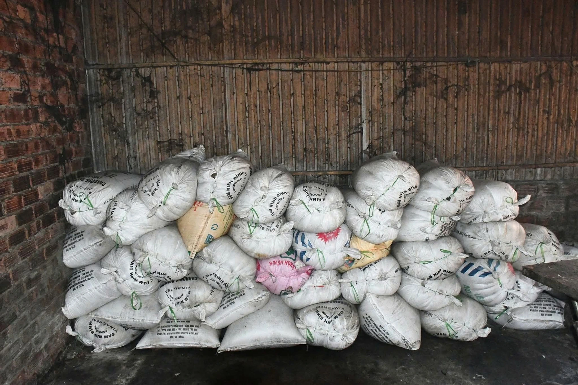 Đà Nẵng phát hiện cơ sở nấu mỡ động vật trái phép giữa nghĩa trang 4 1000015901 17631951559691392508988