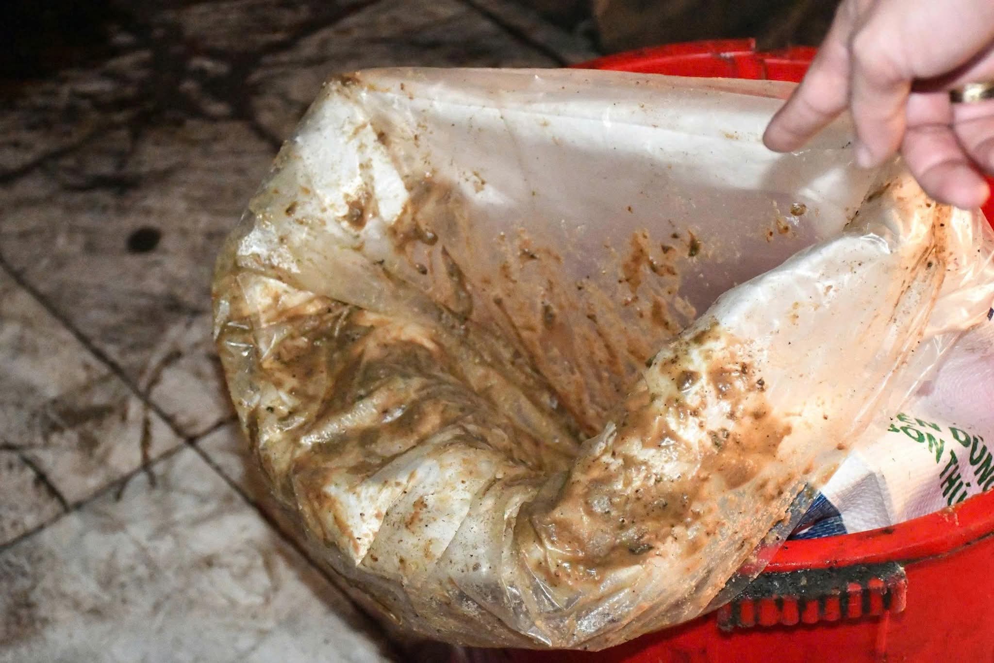 Đà Nẵng phát hiện cơ sở nấu mỡ động vật trái phép giữa nghĩa trang 6 1000015902 176319515593782259 1