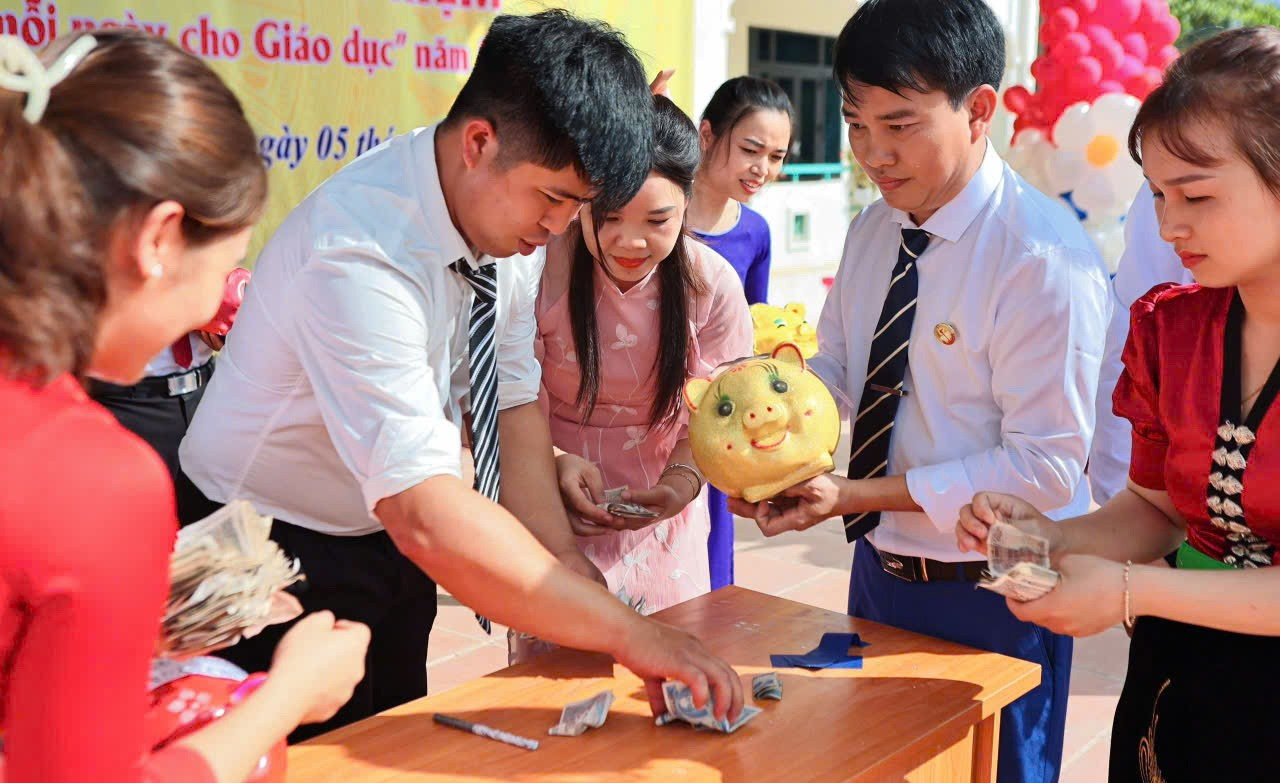 Mô hình nuôi lợn tiết kiệm của Trường Phổ thông dân tộc nội trú THPT Nà Hỳ. dantocthieuso.jpg