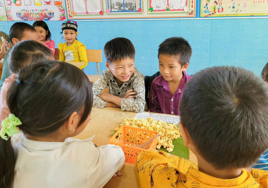 Những nỗ lực thầm lặng nâng bước học sinh dân tộc thiểu số vùng khó 1 Niềm vui của các em học sinh tiểu học tại Trường PTDTBT TH & THCS Tả Sử Choóng khi được ăn bắp rang bơ. Ảnh: BCVN