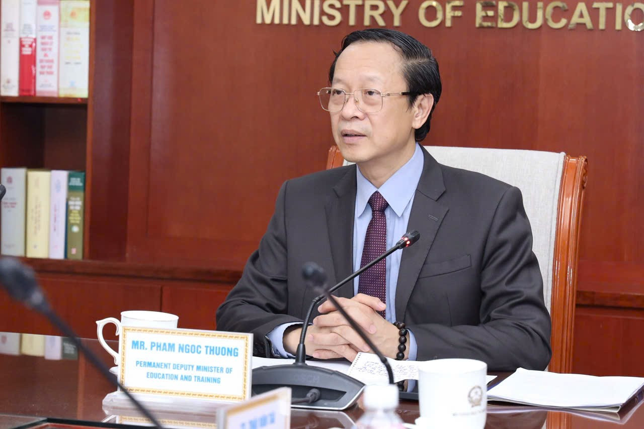 Thứ trưởng Thường trực Phạm Ngọc Thưởng trao đổi tại buổi làm việc. 3-9132.jpg