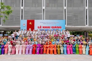 1967bbaf87e44f62baafb0a2466c9a0c anh trang truong thpt phan chau trinh.jpg