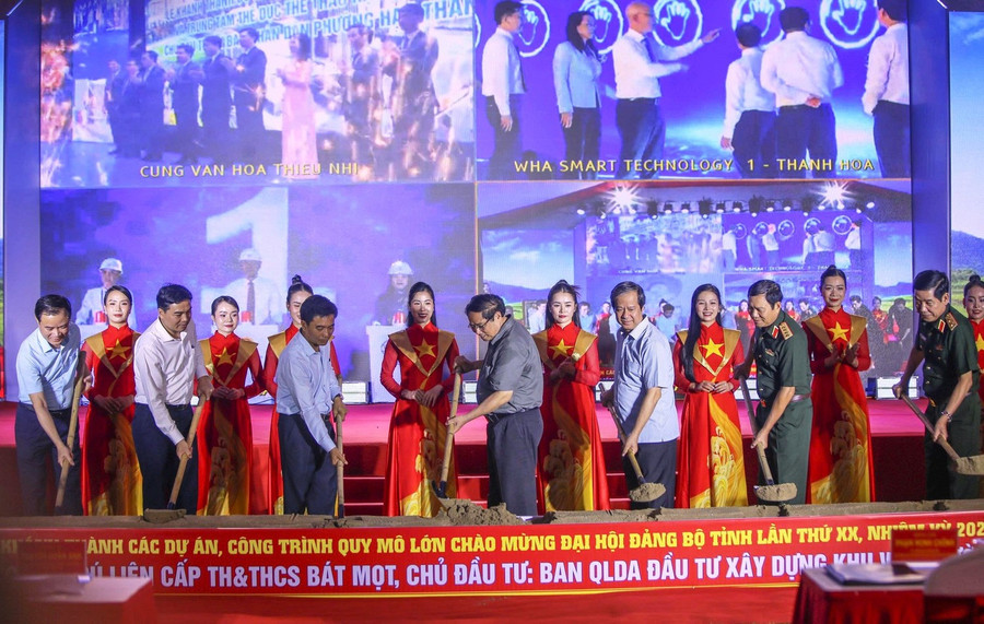 Khởi công đồng loạt 72 trường nội trú liên cấp tại các xã biên giới 1 Thủ tướng Phạm Minh Chính và Bộ trưởng Nguyễn Kim Sơn cùng lãnh đạo Bộ Quốc phòng, lãnh đạo tỉnh Thanh Hóa thực hiện nghi thức khởi công Trường phổ thông nội trú liên cấp TH&THCS xã Bát Mọt, tỉnh Thanh Hóa.